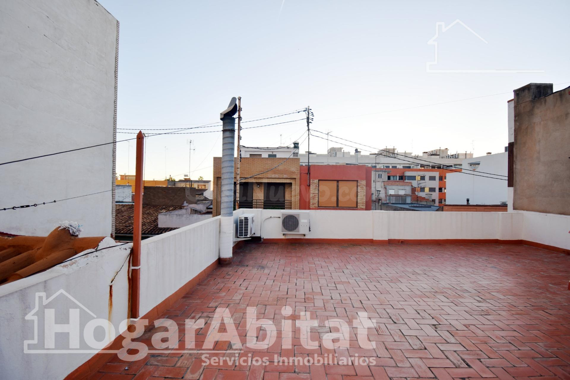 AMPLIA CASA CON LOCAL COMERCIAL, GARAJE Y TERRAZA