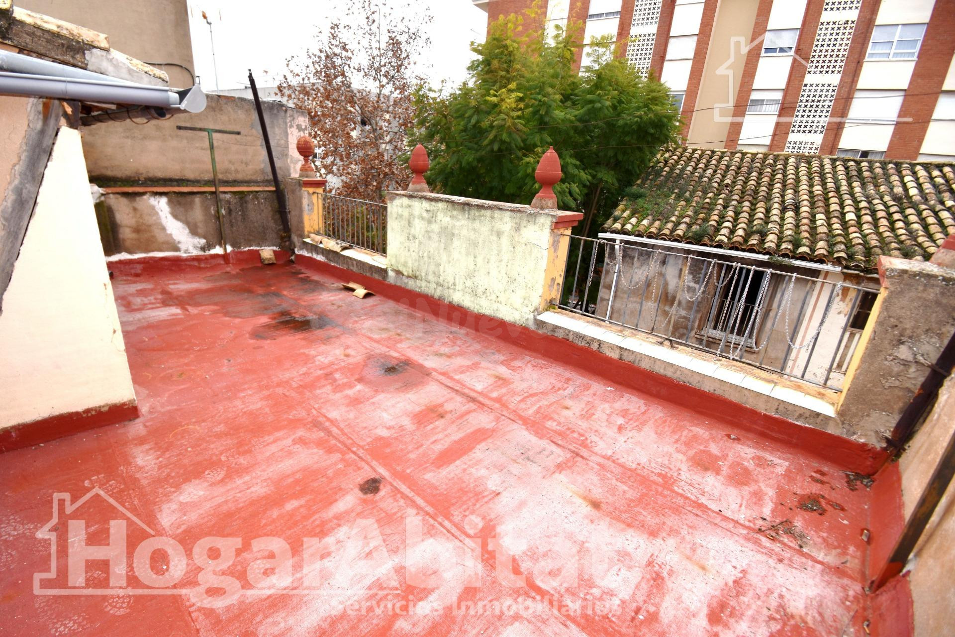 ¡EN PLENO CENTRO! CASA AMPLIA Y SEMIREFORMADA, CON BAJO COME - foto 4