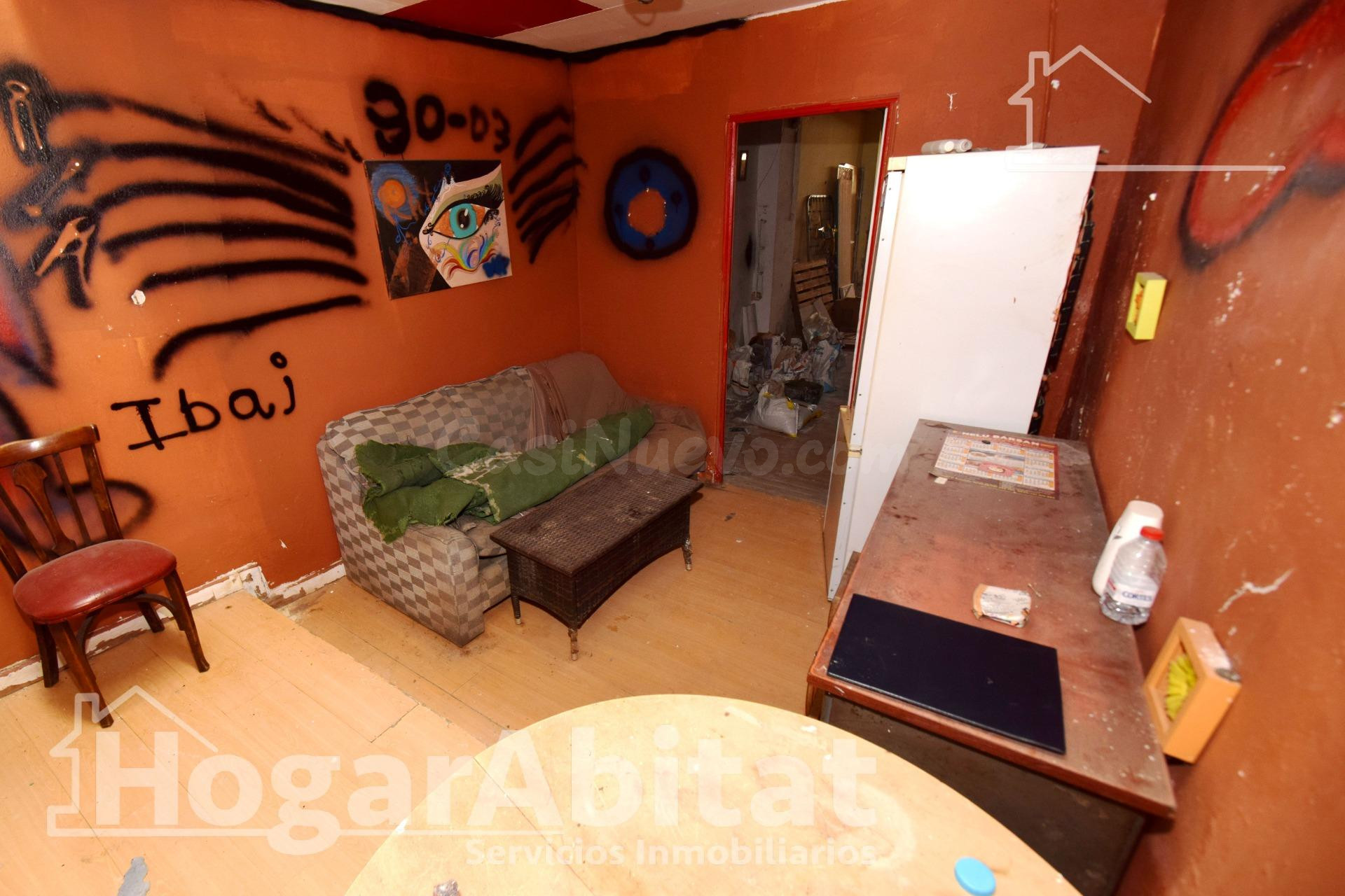 ¡GRAN OPORTUNIDAD! CASA ESQUINERA PARA REFORMAR CON GARAJE, TERRAZA Y BALCÓN