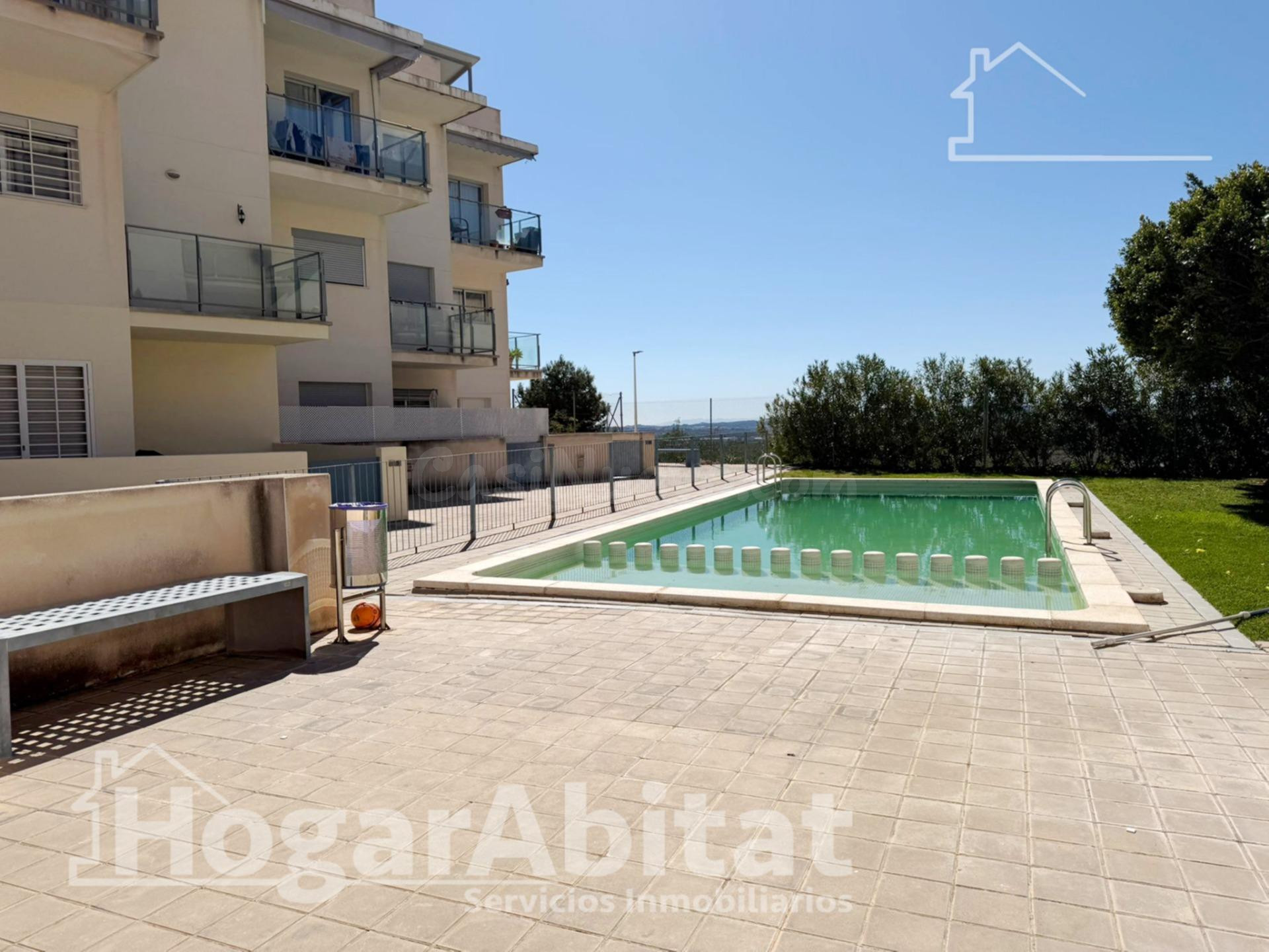 SEMINUEVO CON PISCINA, GARAJE  Y DOS TERRAZAS CERCA DEL METRO