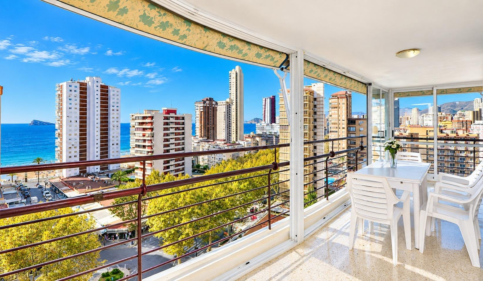 Gran apartamento de 122m2 en venta en segunda línea de playa Levante, Benidorm. Vistas al mar, parking y pisicina.