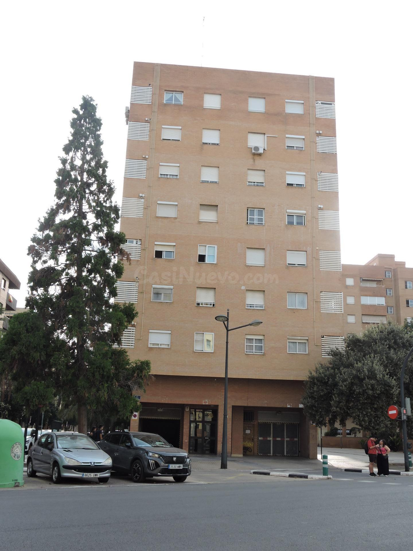 Piso de 3 habitaciones, 2 baños y balcón en venta en Benicalap