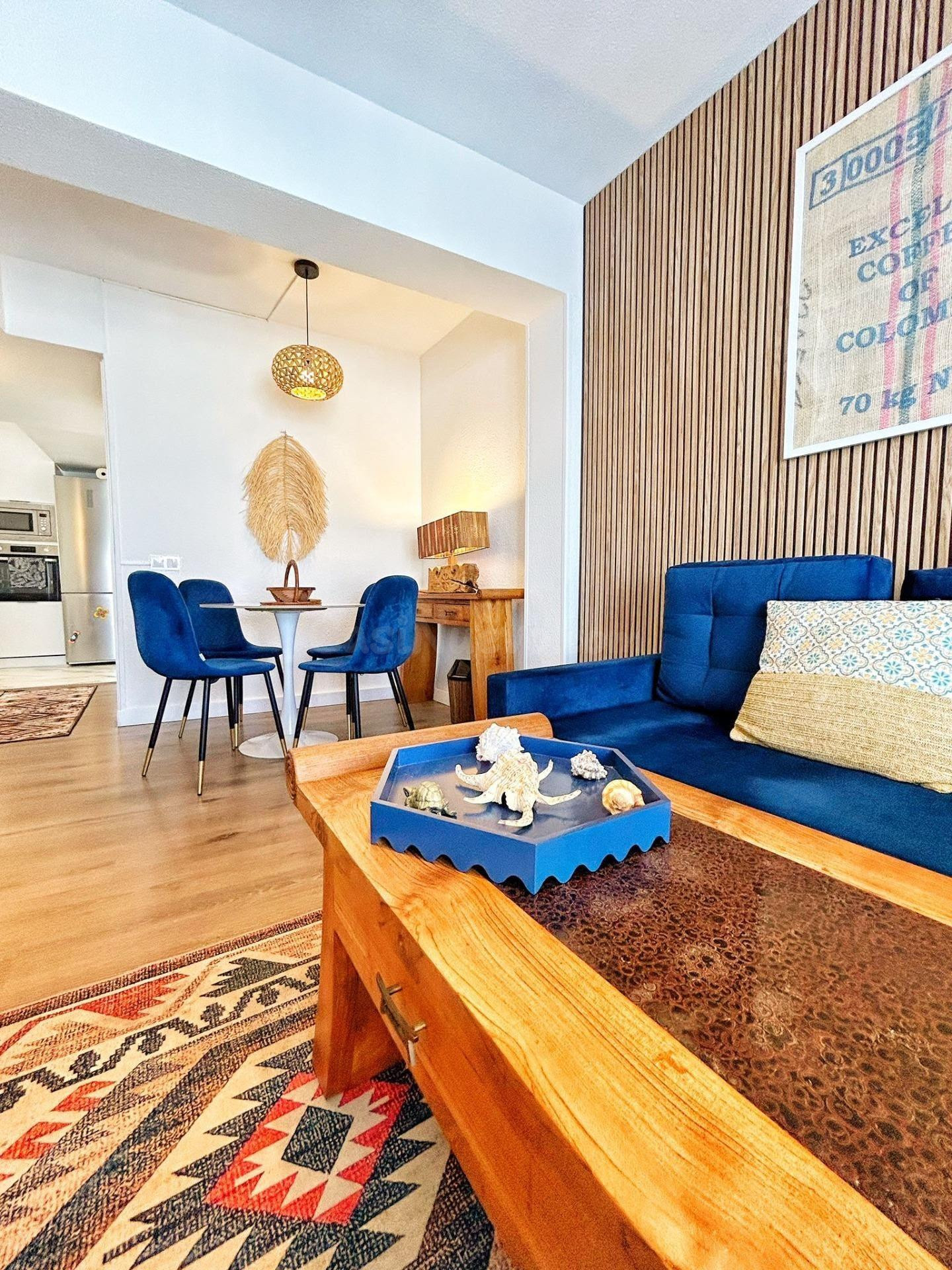 Apartamento reformado con balcón, Alicante, Torrevieja. 3 habitaciones, 84 m2, 350 metros del mar