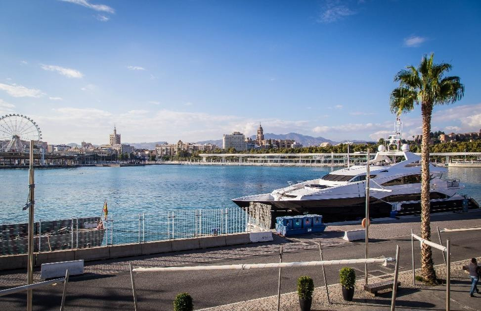 ¡A 60 METROS DEL PUERTO DE MÁLAGA! PISO EN ESQUINA CON GRAN TERRAZA Y ENORME POTENCIAL!