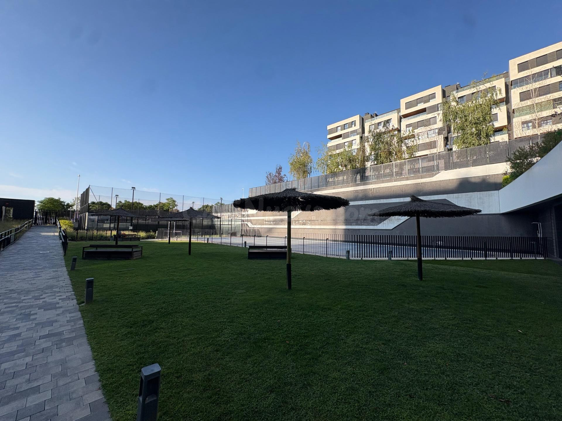 Espectacular piso de 4 habitaciones con terraza en primera linea de parque
