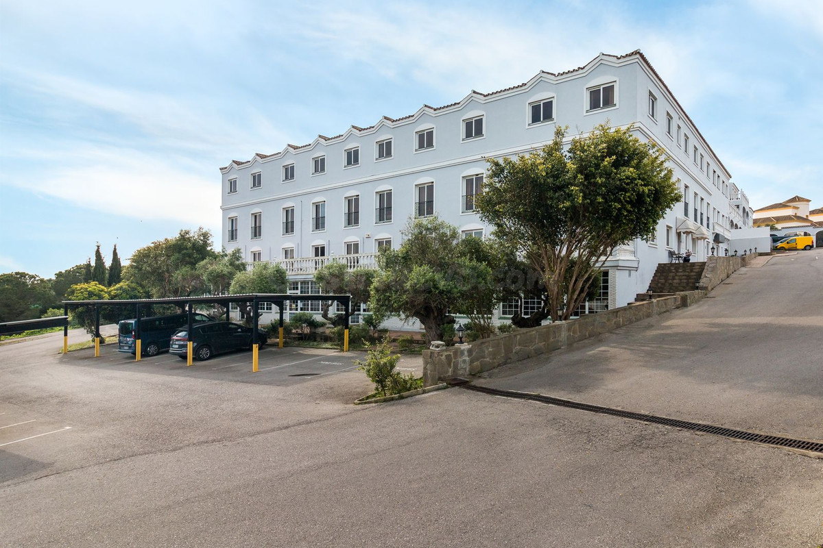 Hotel 84 habitaciones 6975m² en venta - Sotogrande - Alto