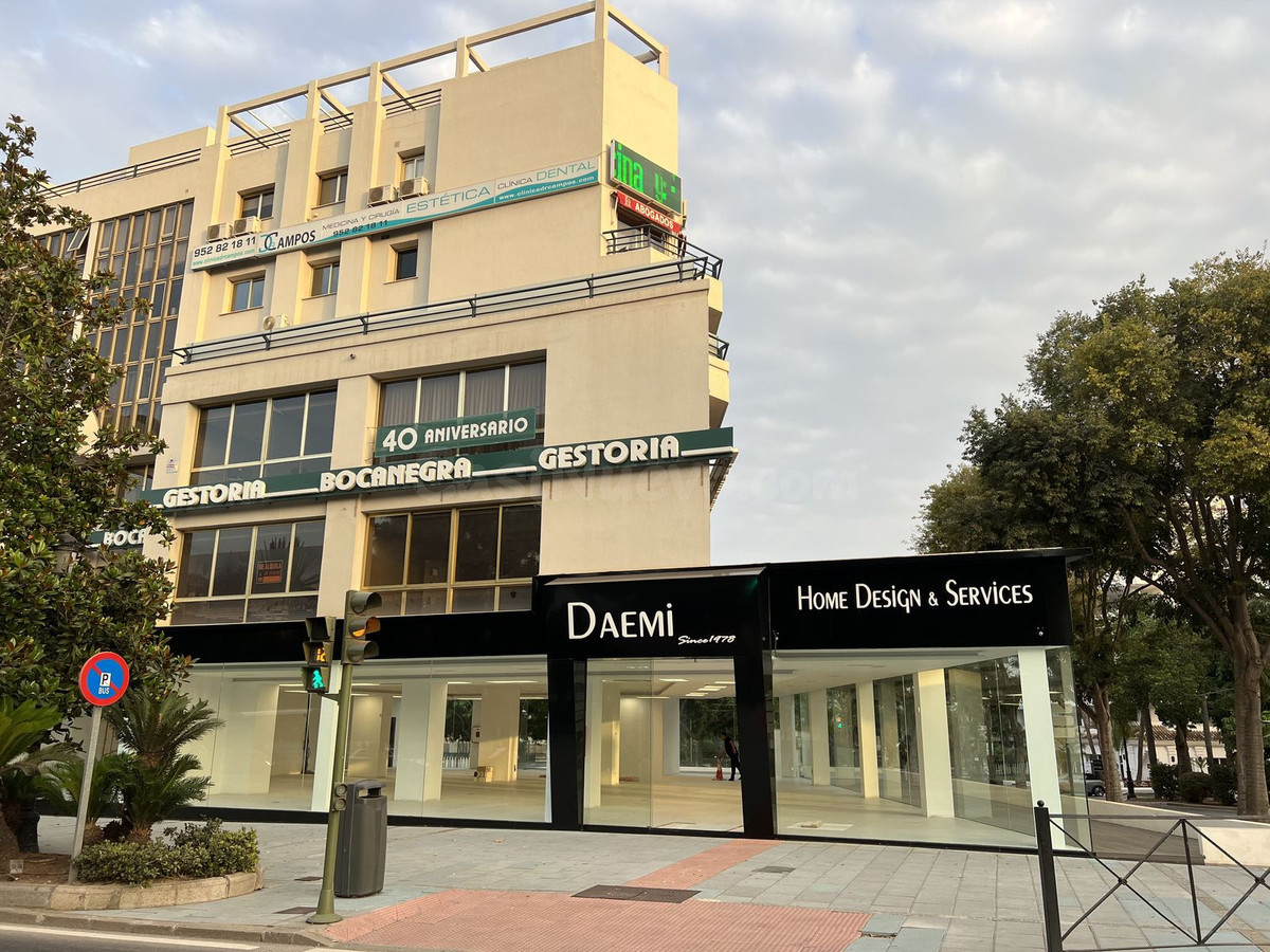 Local comercial 950m² en venta - Marbella
