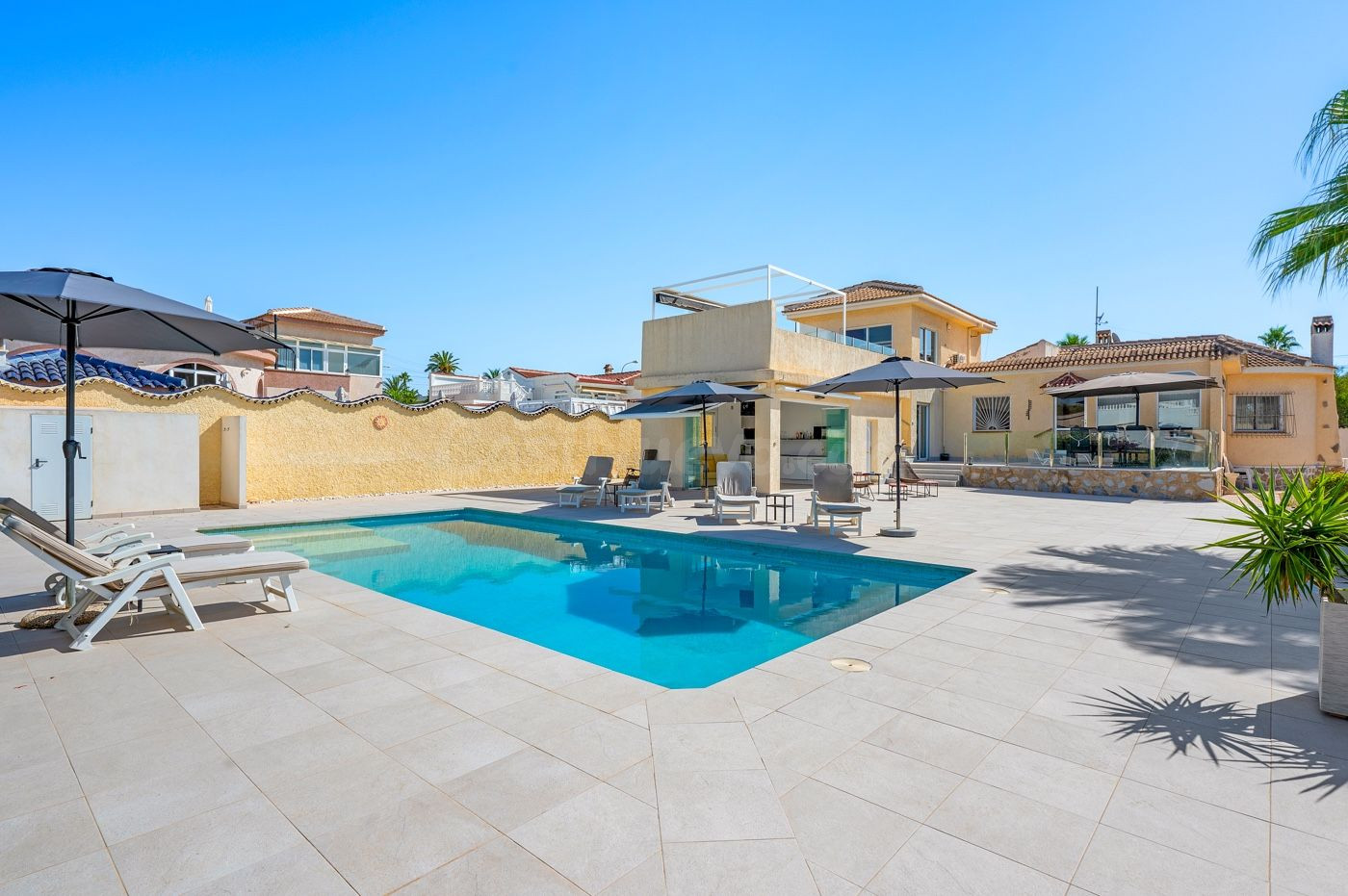 Hermosa villa con piscina privada en una gran parcela de esquina en Ciudad Quesada