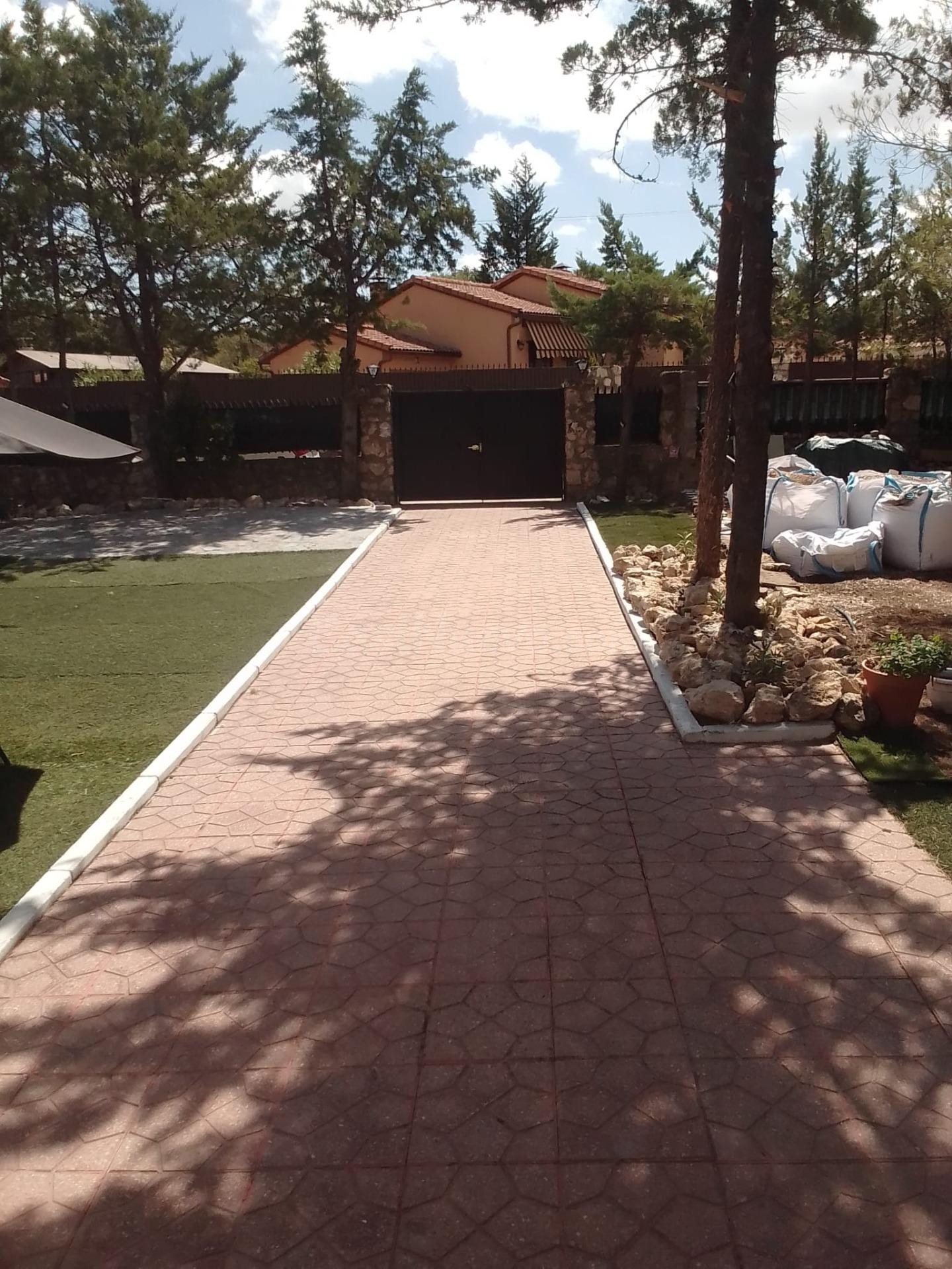 CHALET INDEPENDIENTE DE UNA PLANTA CON AMPLIAS PARCELAS Y REFORMA RECIENTE
