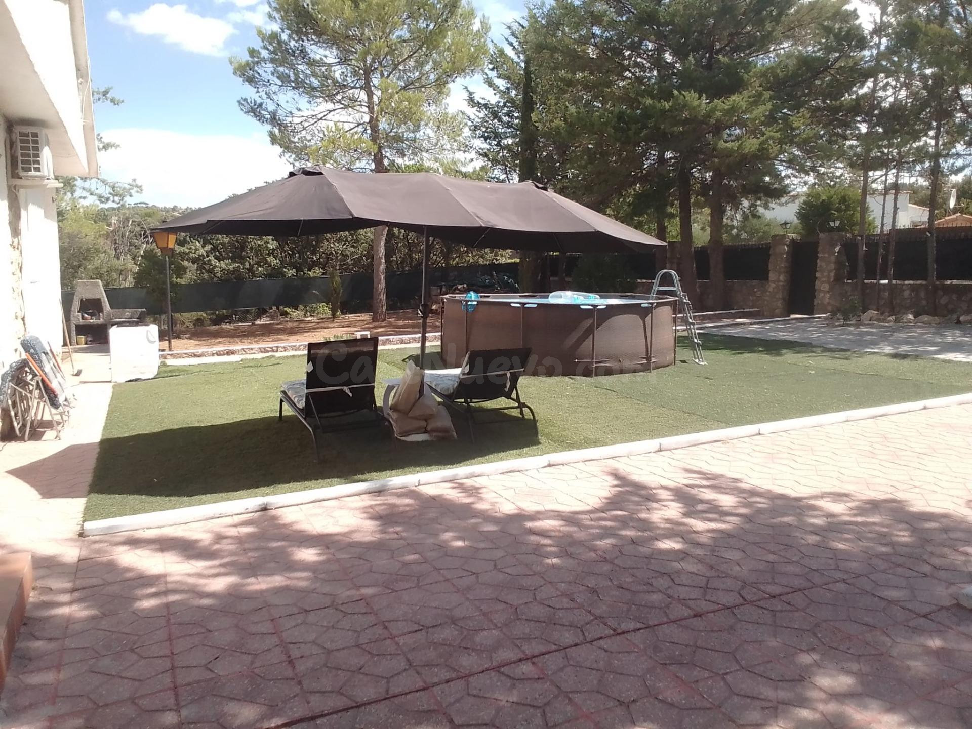 CHALET INDEPENDIENTE DE UNA PLANTA CON AMPLIAS PARCELAS Y RE - foto 2
