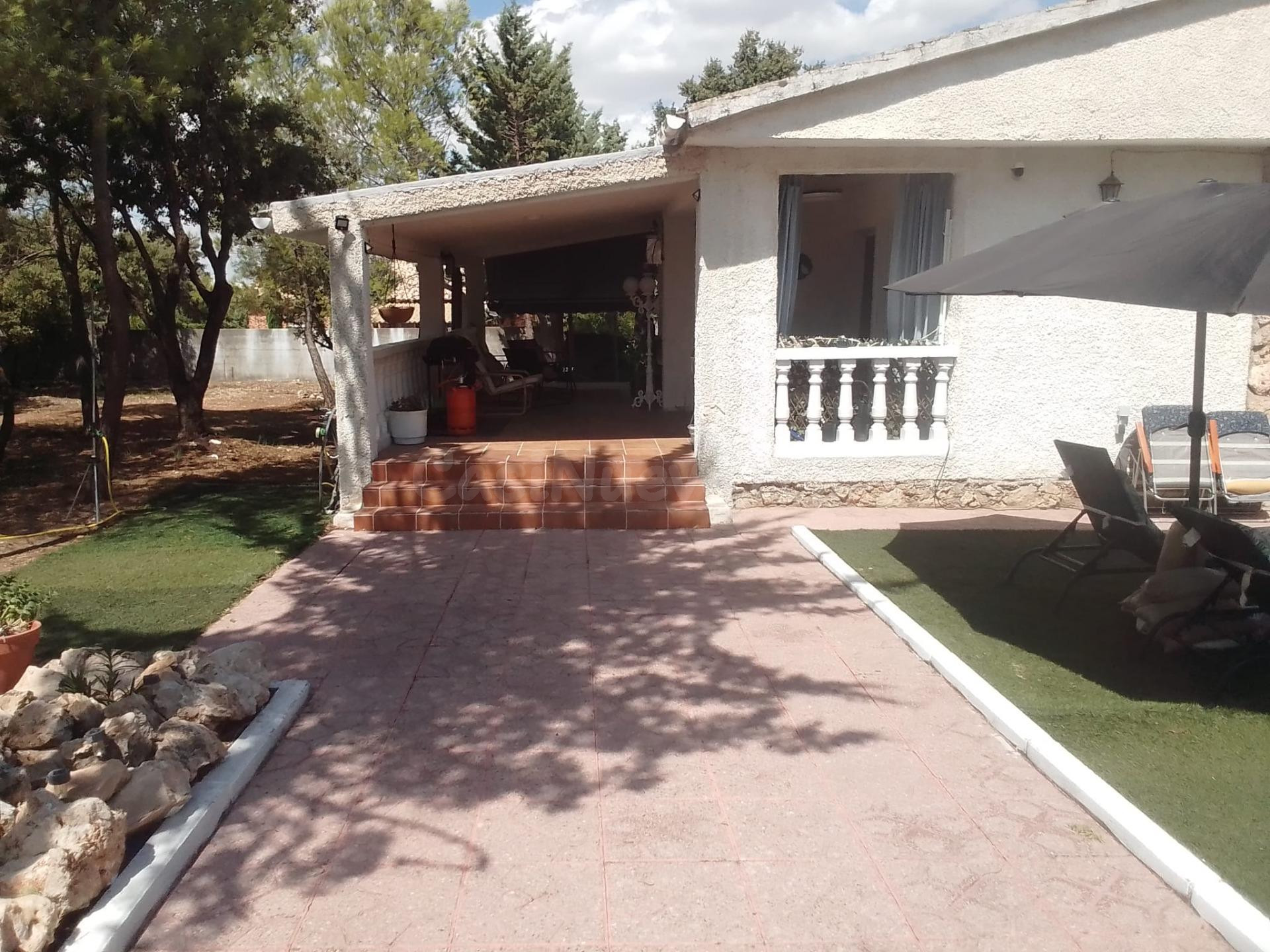 CHALET INDEPENDIENTE DE UNA PLANTA CON AMPLIAS PARCELAS Y RE - foto 3