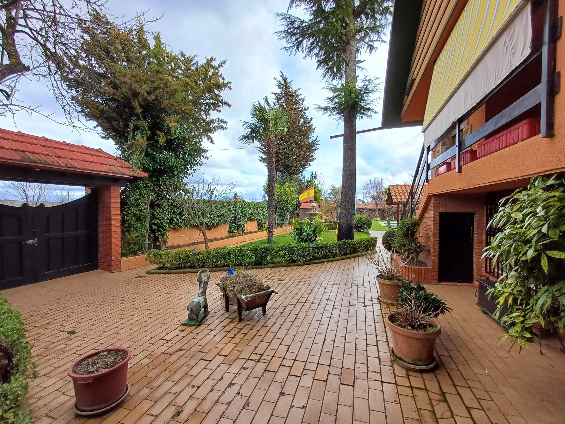 Chalet independiente en parcela privada con jardín y piscina a 8 minutos de León.