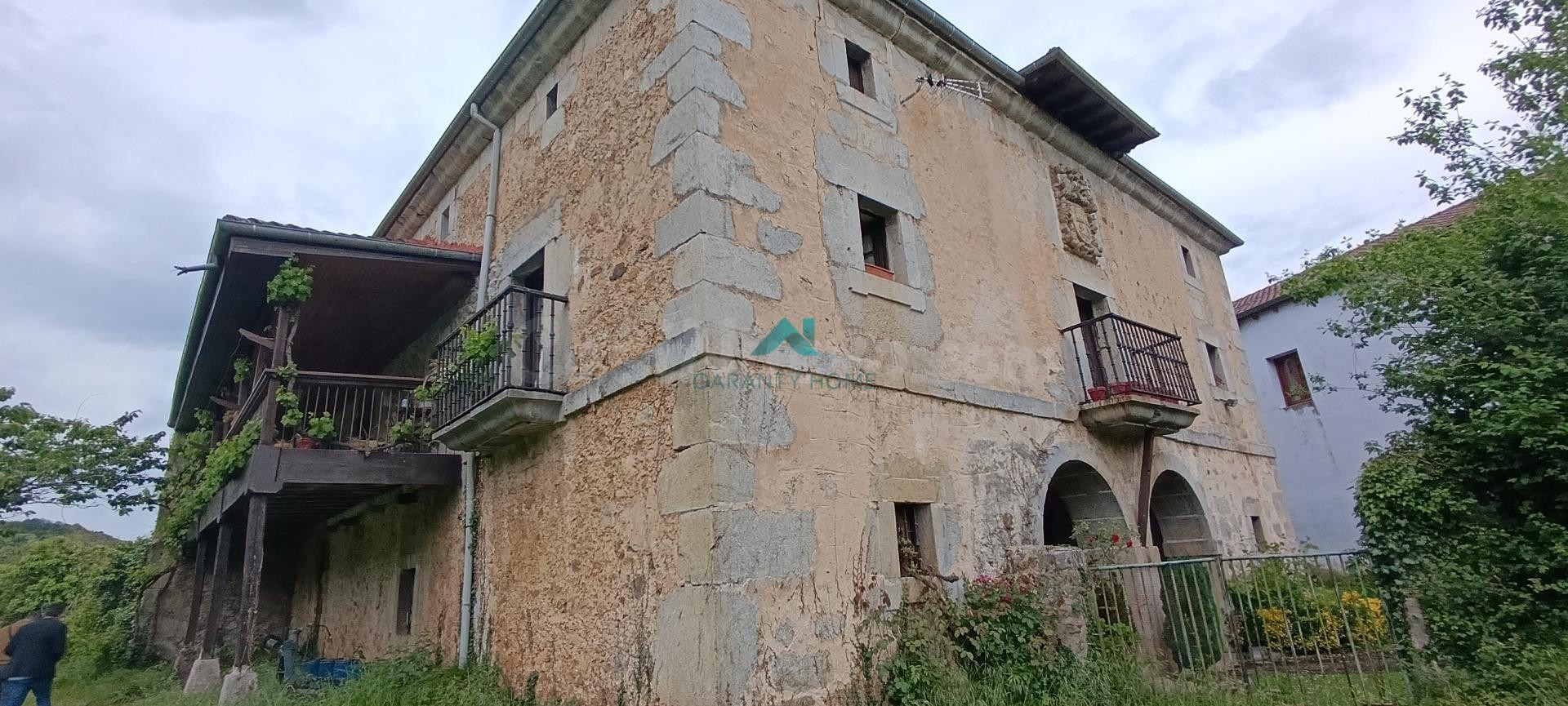 Se vende casa de piedra con jardín en Riva de Ruesga