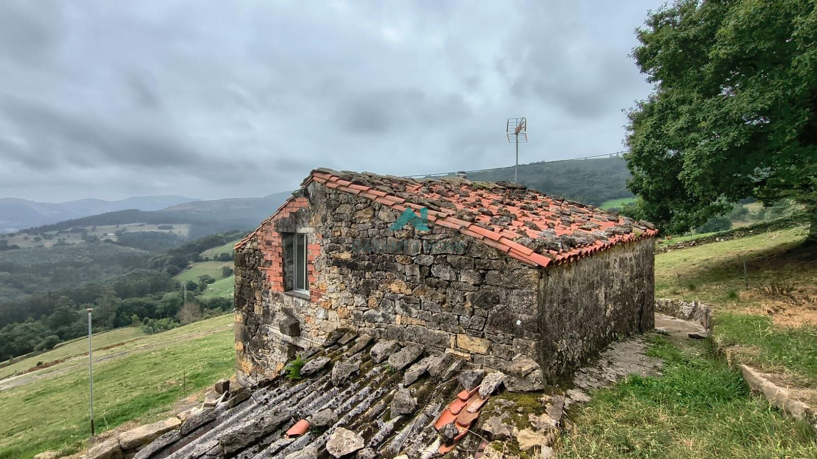 Finca rústica de 29.600 m2 con edificación urbana residencia - foto 2