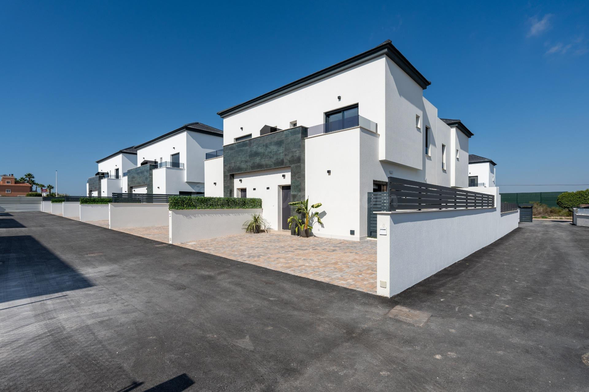 ADOSADOS Y PAREADOS DE OBRA NUEVA EN GRAN ALACANT – 3 DORMITORIOS – DESDE 350.000 €