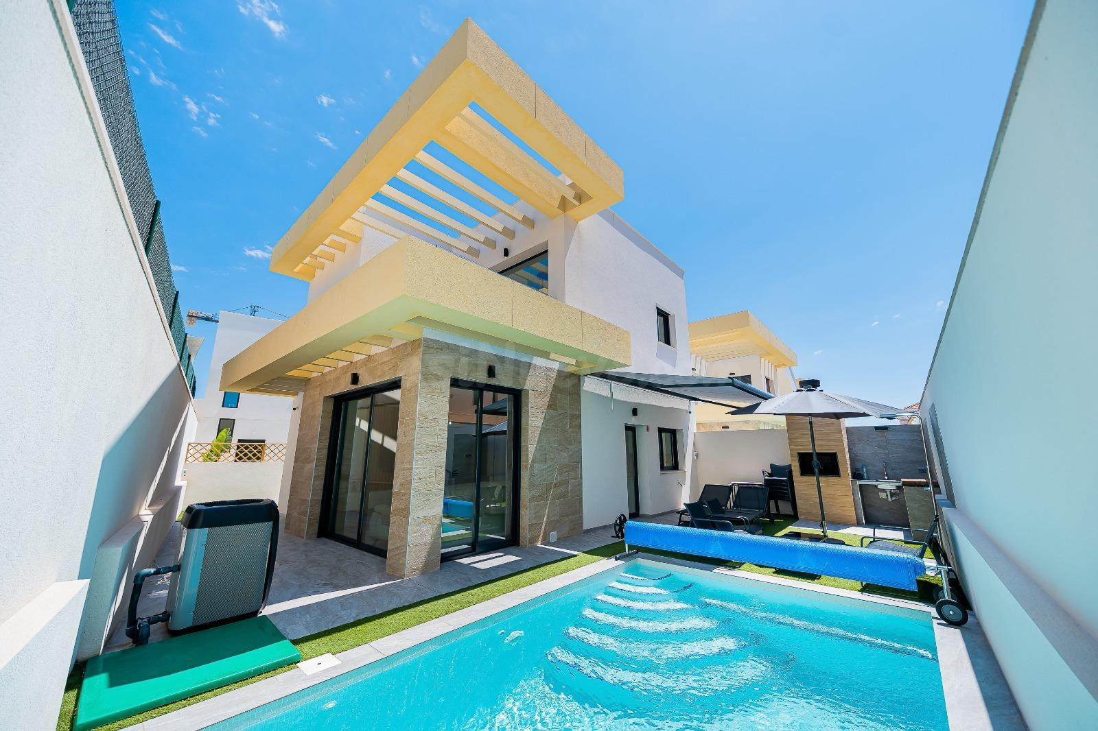VILLA INDEPENDIENTE CON PISCINA PRIVADA CLIMATIZADA, PLACAS SOLARES Y CARGADOR PARA COCHE ELÉCTRICO