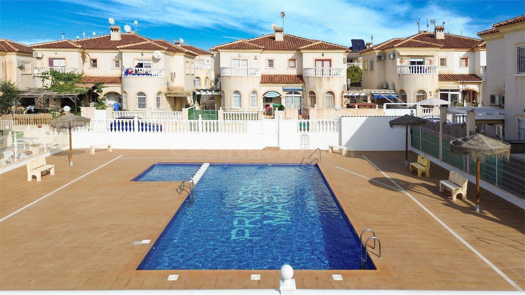 Villa de 3 dormitorios con piscina comunitaria en Torrevieja