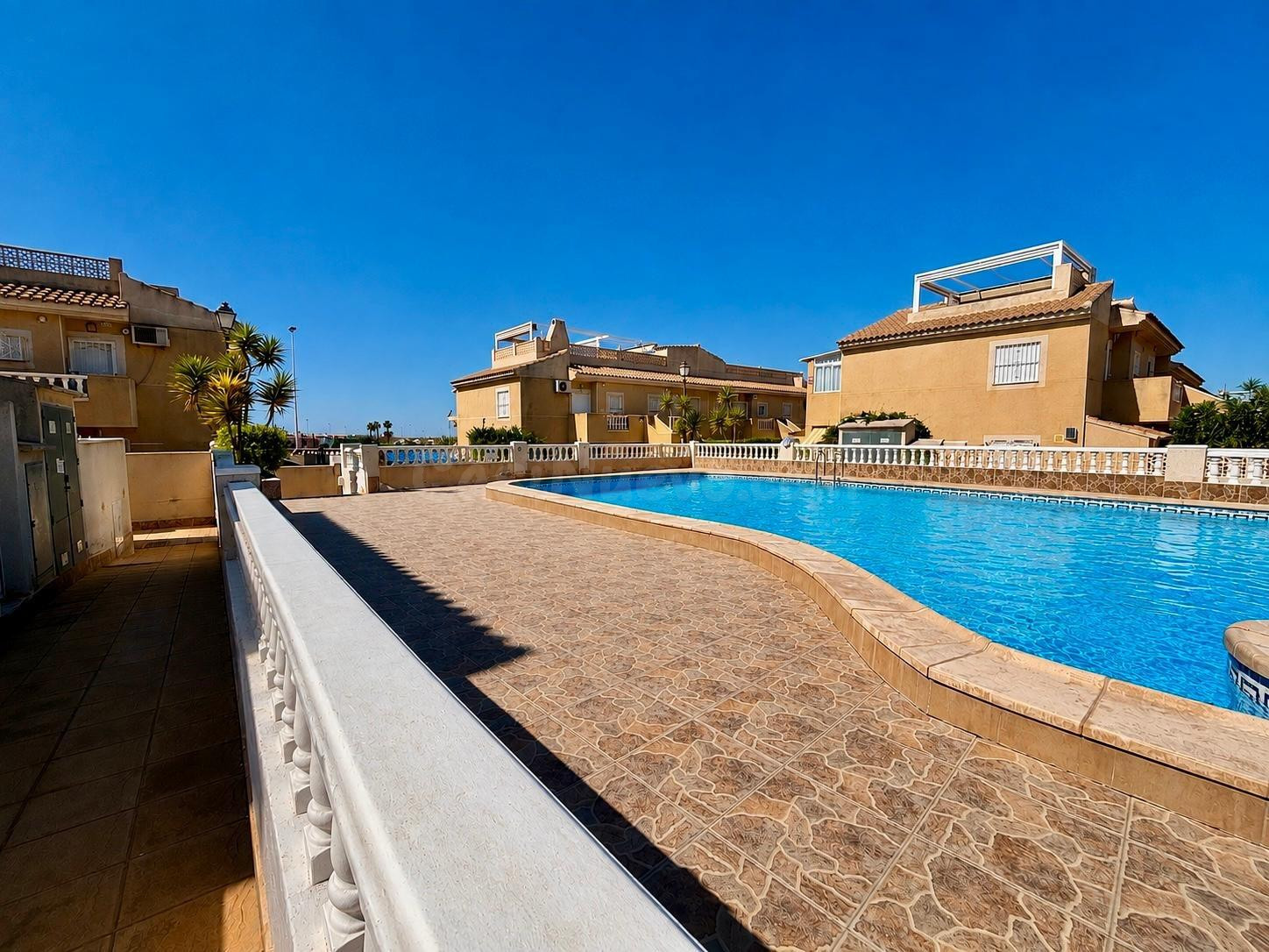 APARTAMENTO CON SOLÁRIUM PRIVADO 360° Y PISCINA COMUNITARIA EN TORREVIEJA