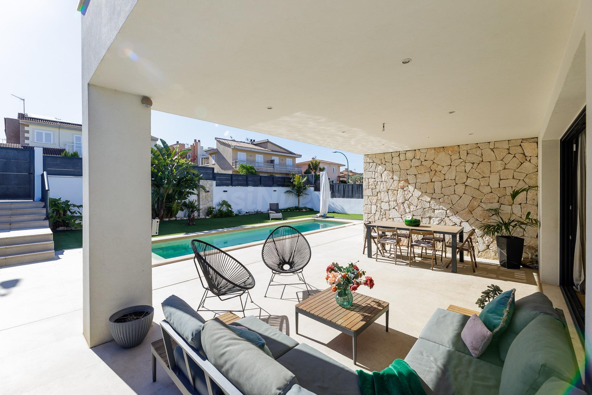 UNIFAMILIAR TODO EN PLANTA DE 3 habitaciones (posibilidad de 4) DE ESTILO MODERNO CON PISCINA Y GARAJE EN "SES VINYES DE SON VERÍ" (Marratxí)