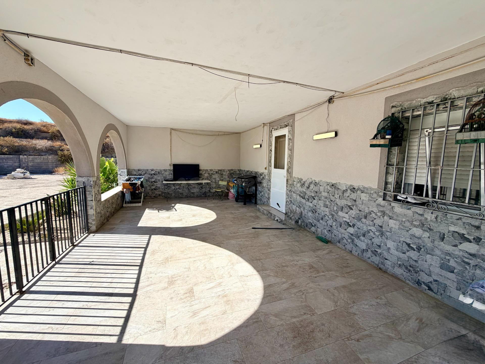 Cortijo reformado con construcción legalizada y 2.590 m2 de  - foto 4