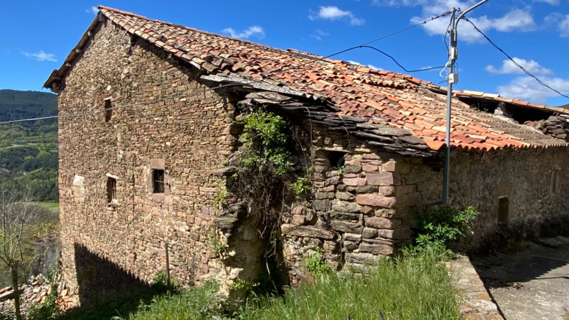 Gran Casa  para rehabilitar en pueblo tranquilo del pirineo