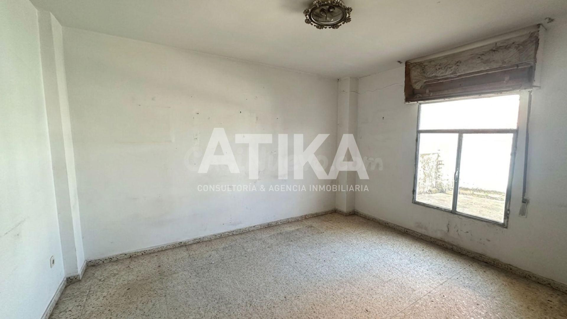 PISO EN ZONA SAN JOSÉ TOTALMENTE PARA REFORMAR CON TERRAZA - - foto 2