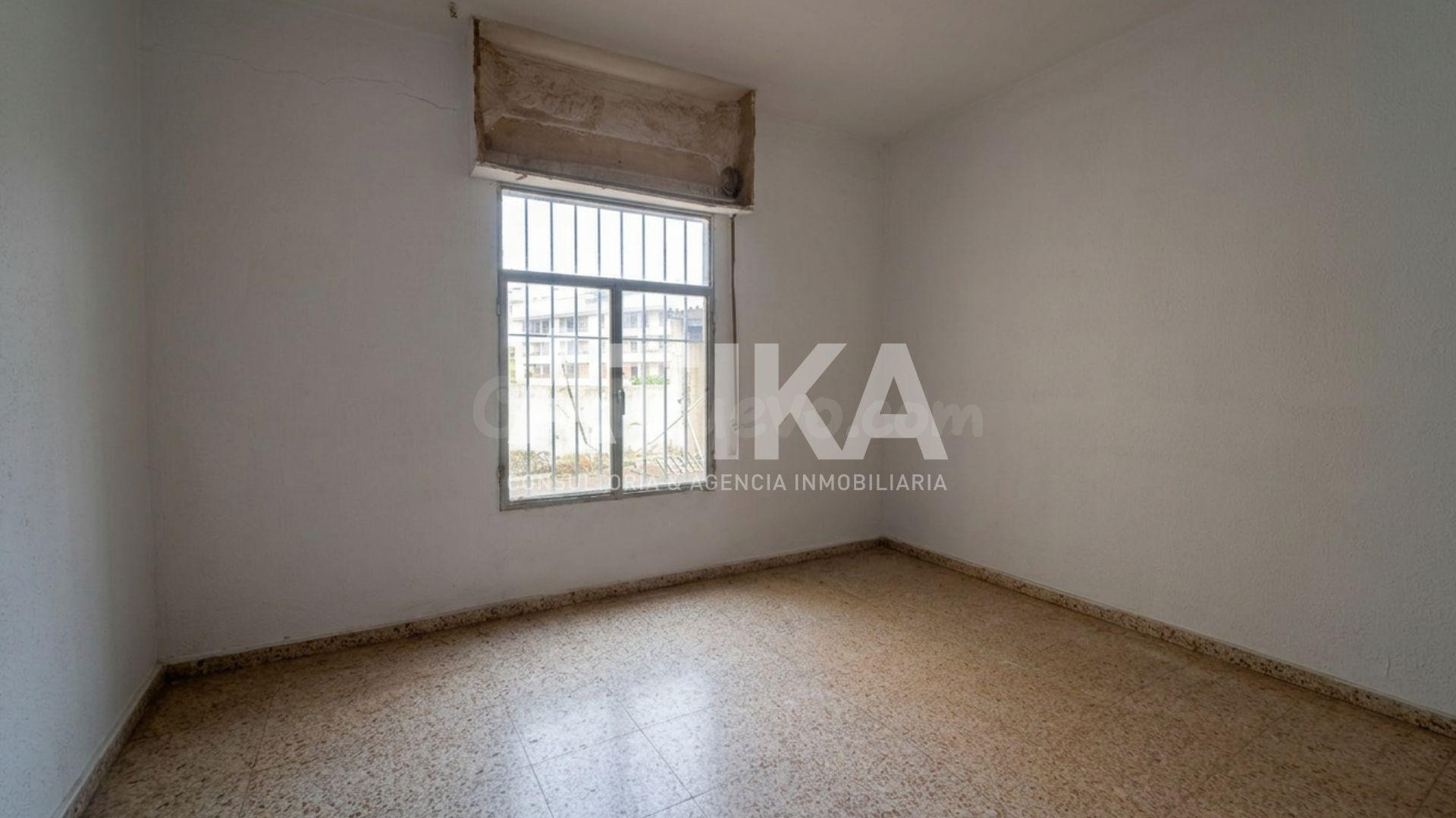 PISO EN ZONA SAN JOSÉ TOTALMENTE PARA REFORMAR CON TERRAZA - - foto 3