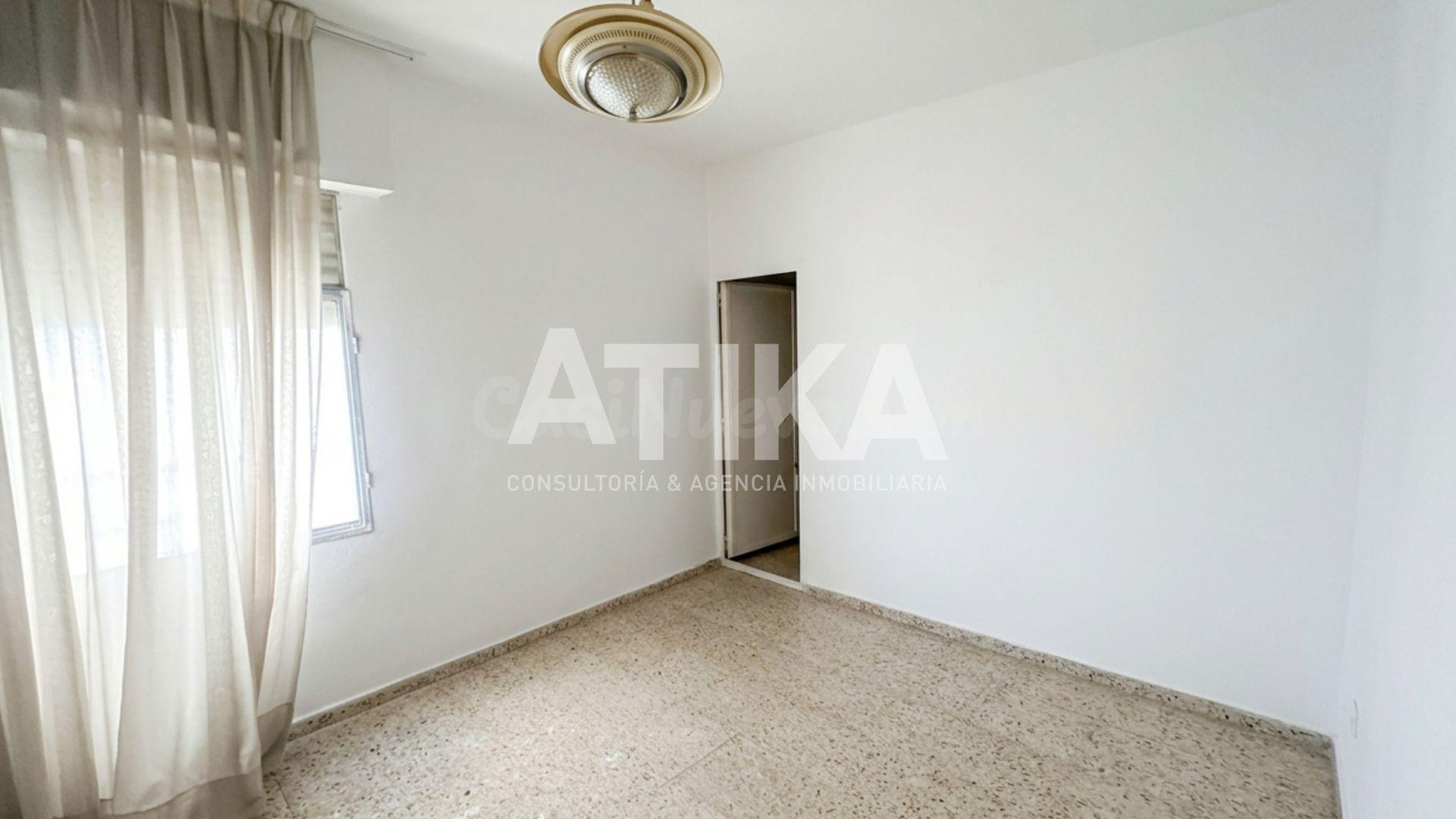 PISO EN ZONA SAN JOSÉ TOTALMENTE PARA REFORMAR CON TERRAZA - - foto 4