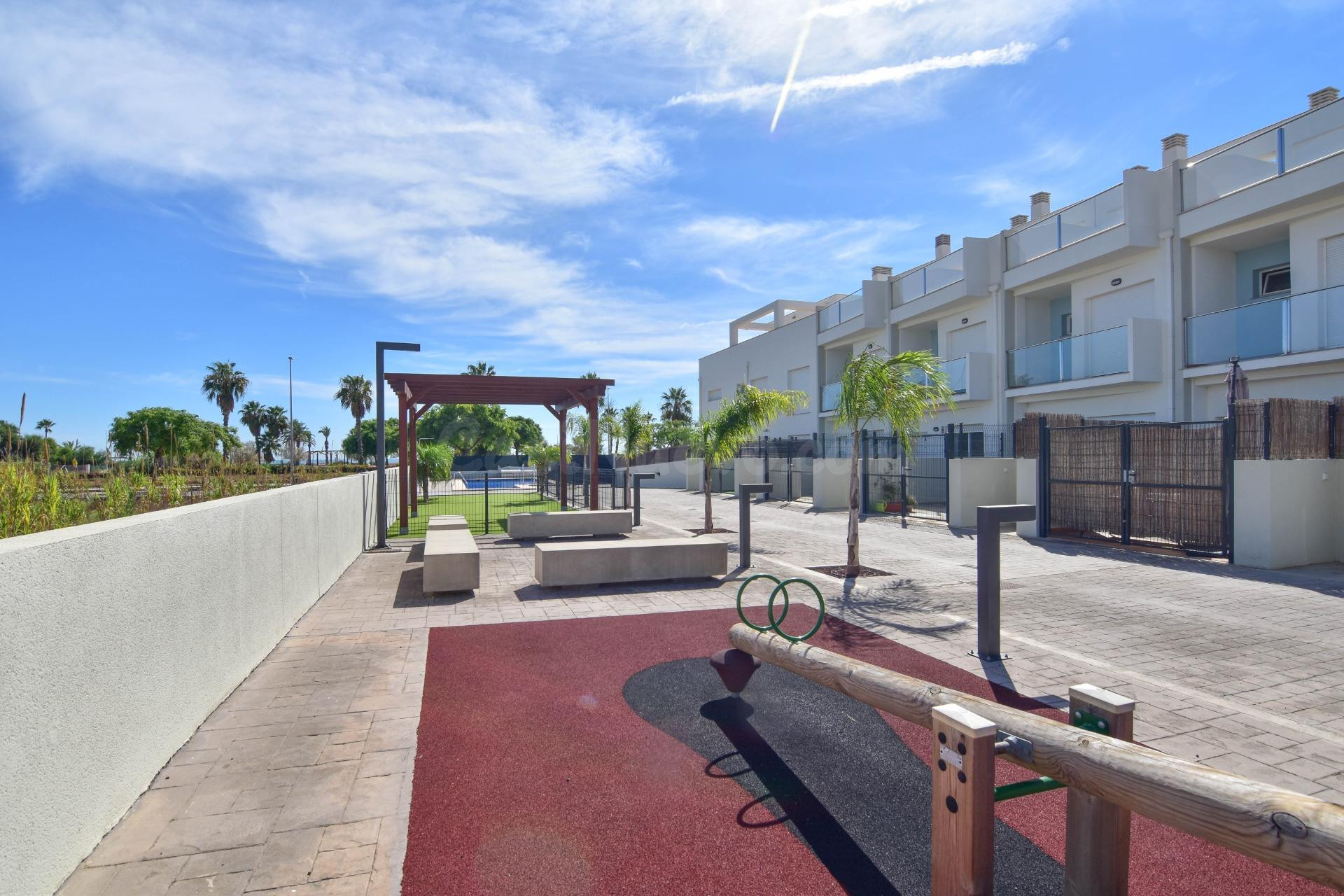 ADOSADO CON PISCINA COMUNITARIA Y AMPLIAS TERRAZAS EN ALMENARA