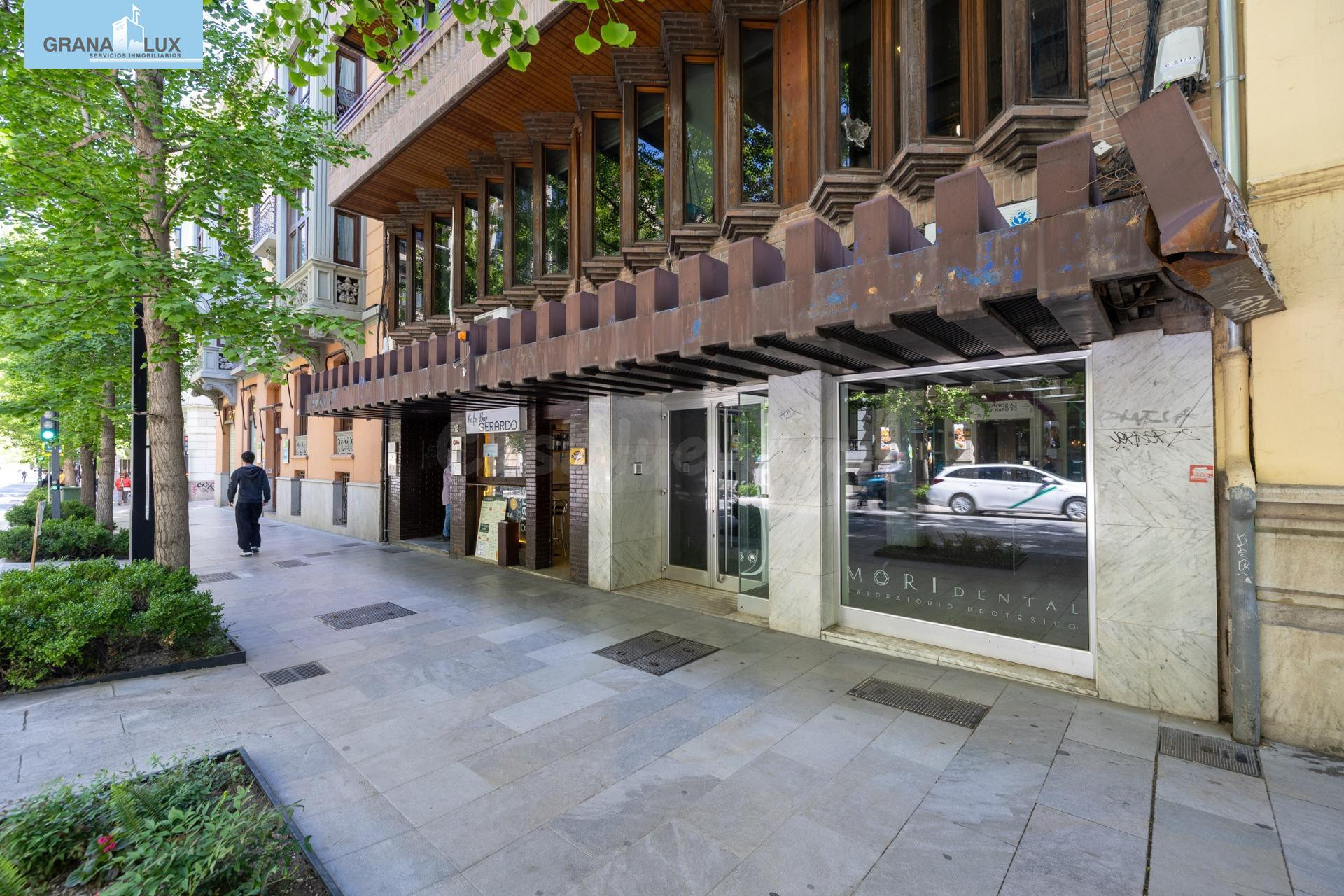 Local comercial con casi 1000 m2 en plena Gran via de Granada. Oportunidad única y exclusiva