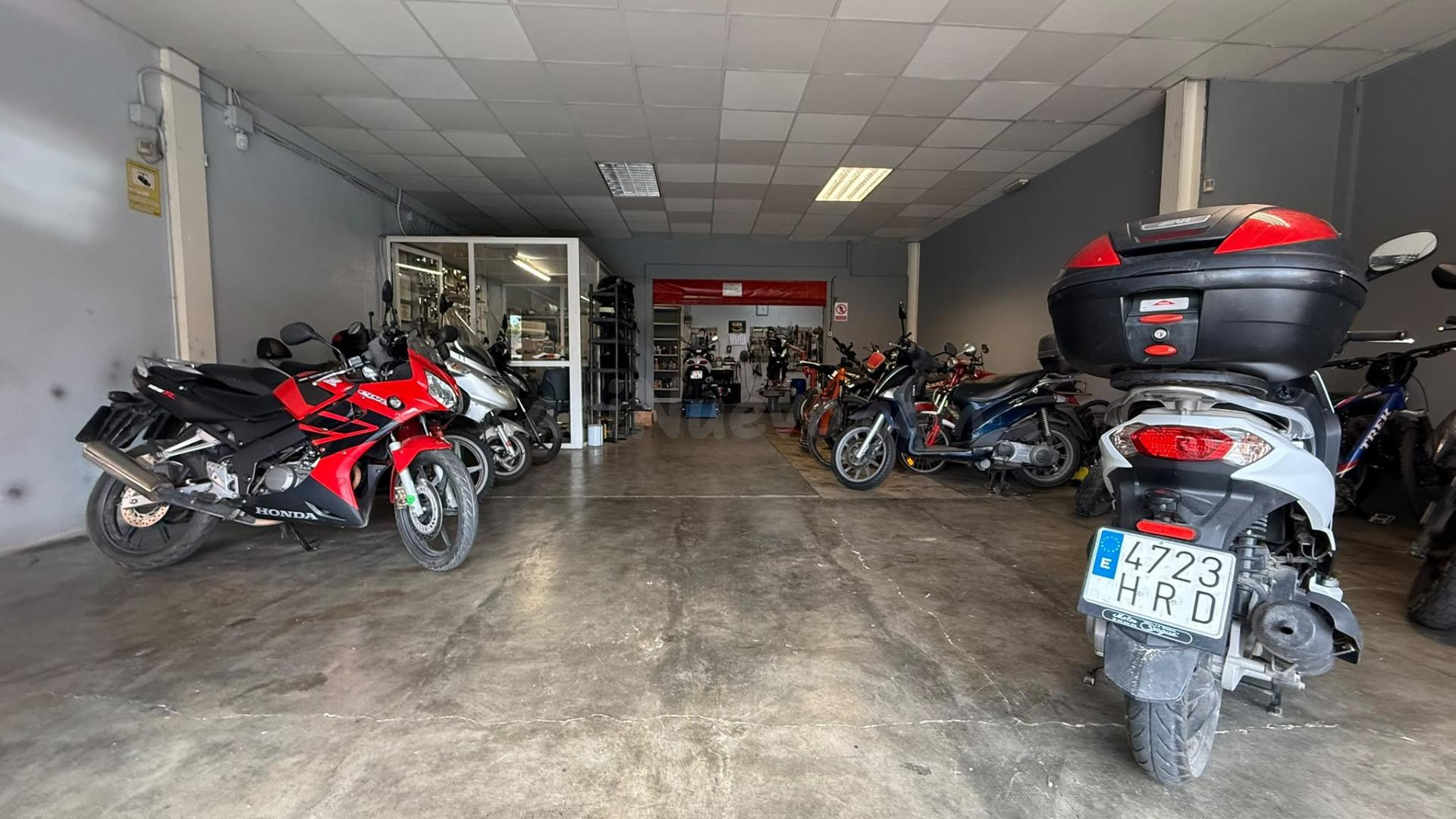 Traspaso de tienda y taller de motos y bicicletas en funcionamiento – 217 m2