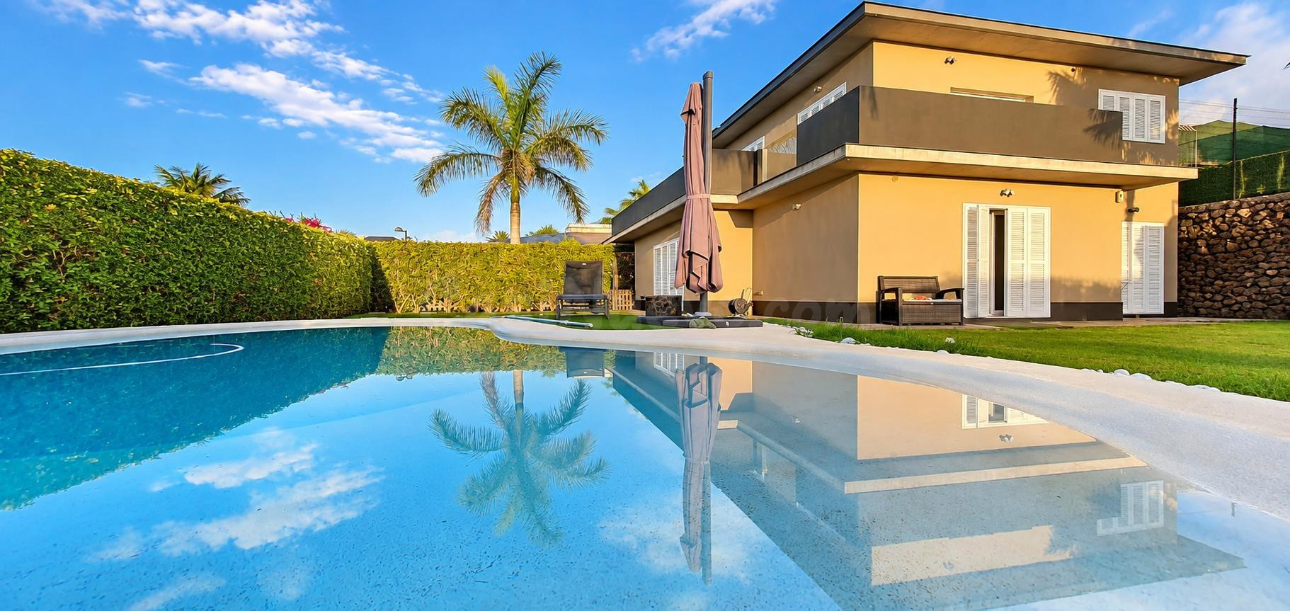 Villa independiente con gran jardín y piscina playa