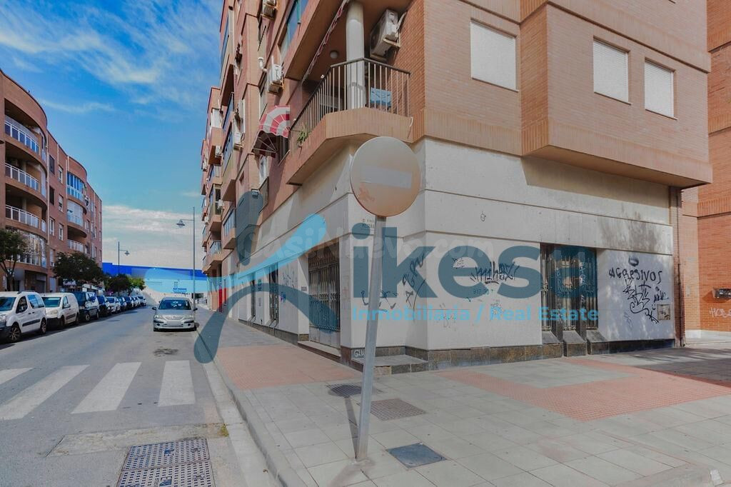 Se vende Local Comercial en la localidad de Almería