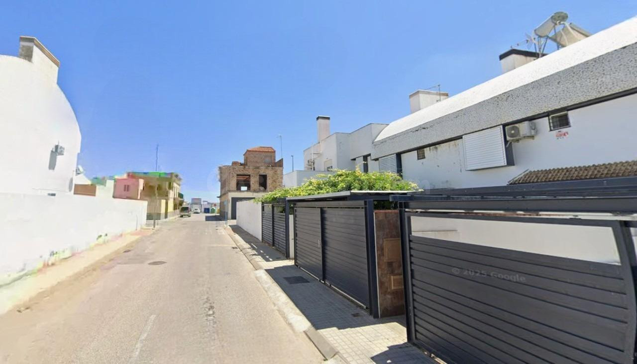 ADOSADO EN ALMENSILLA (SEVILLA). ACTIVO INMOBILIARIO SIN POSESIÓN, NO VISITABLE.
