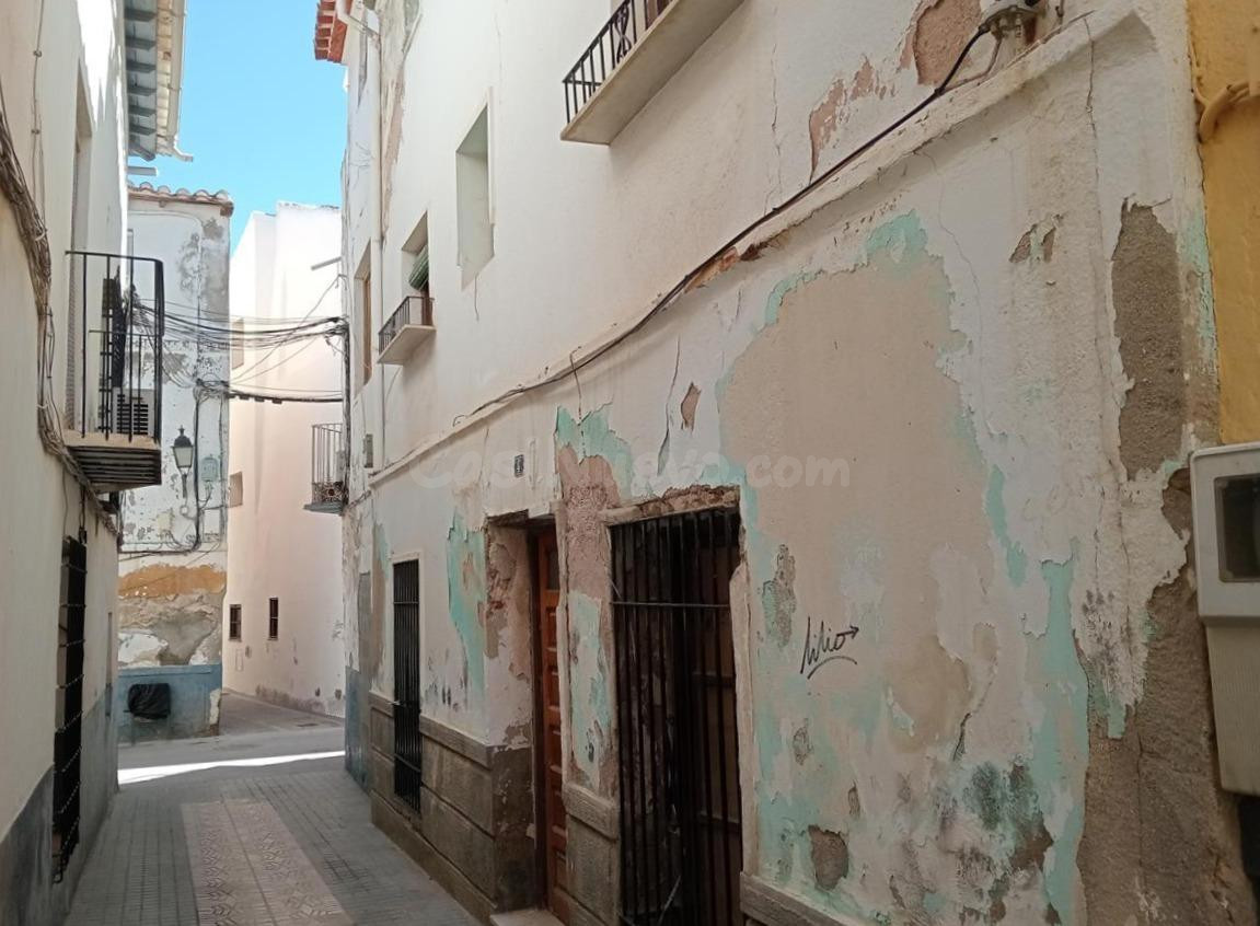 OPORTUNIDAD PARA REFORMAR EN BAZA (GRANADA)