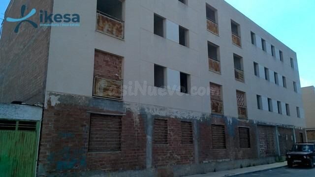 Venta de Edifício + 3 Pisos + 29 Apartamentos + Local + 33 Trasteros + 33 Garajes en Calle Villardompardo Nº 10.1 Torredonjimeno (Jaén)