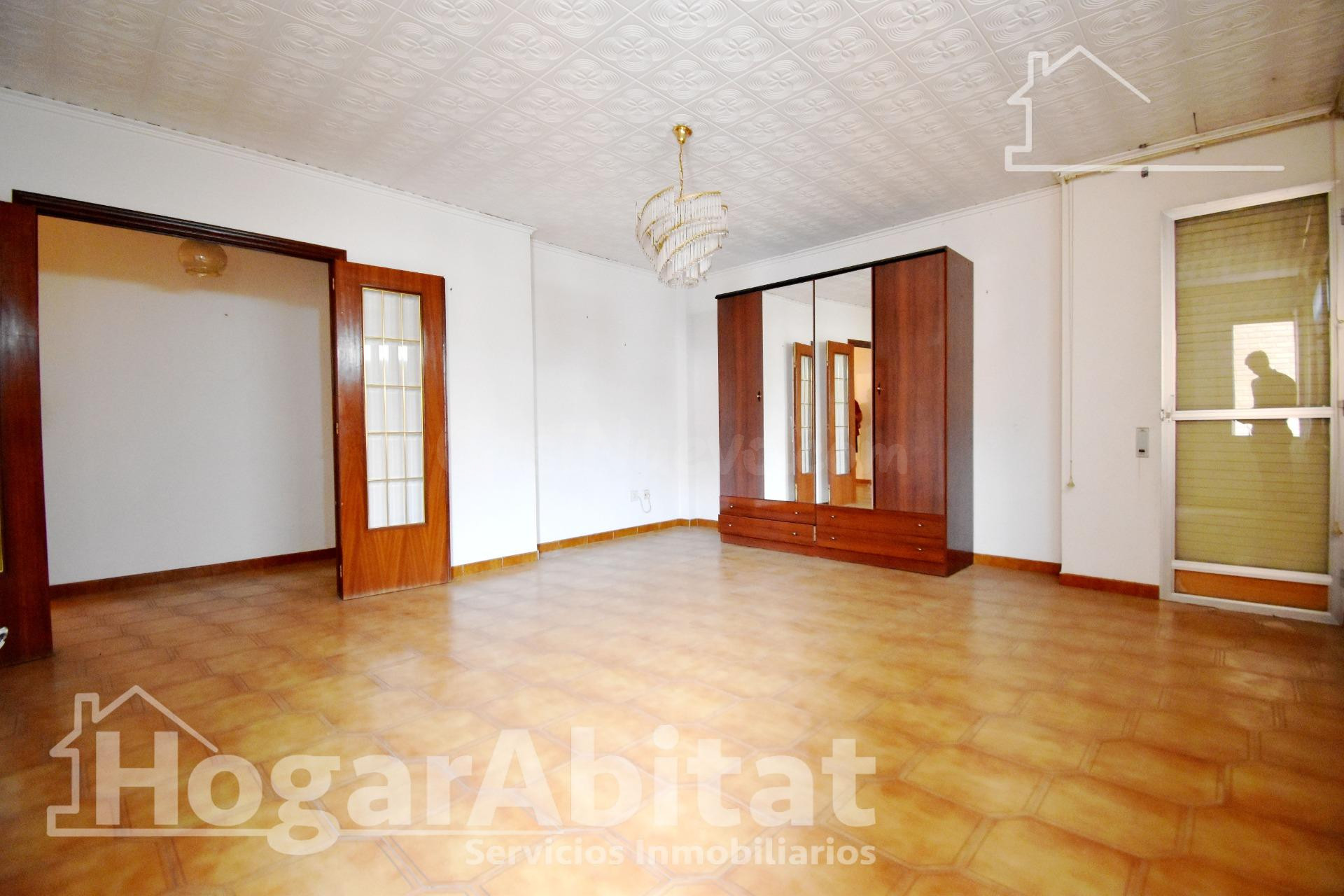 ¡FAVARA CENTRO! GRAN EDIFICIO DE DOS ALTURAS CON LOCAL COMERCIAL, BALCÓN Y TERRAZA