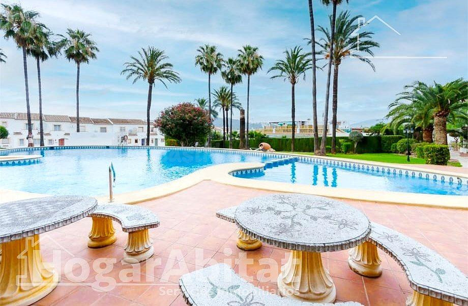 ¡ESPECTACULAR ADOSADO! LUMINOSO EN RESIDENCIAL CON PISCINA Y TERRAZA
