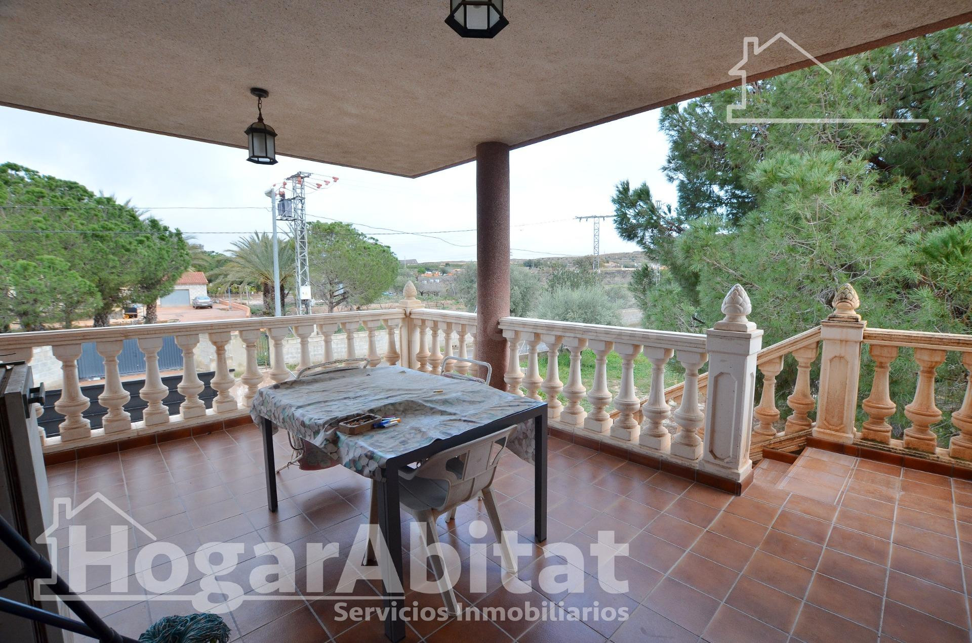 MAGNÍFICO CHALET RÚSTICO CON GARAJE, GRAN TERRAZA Y PARCELA