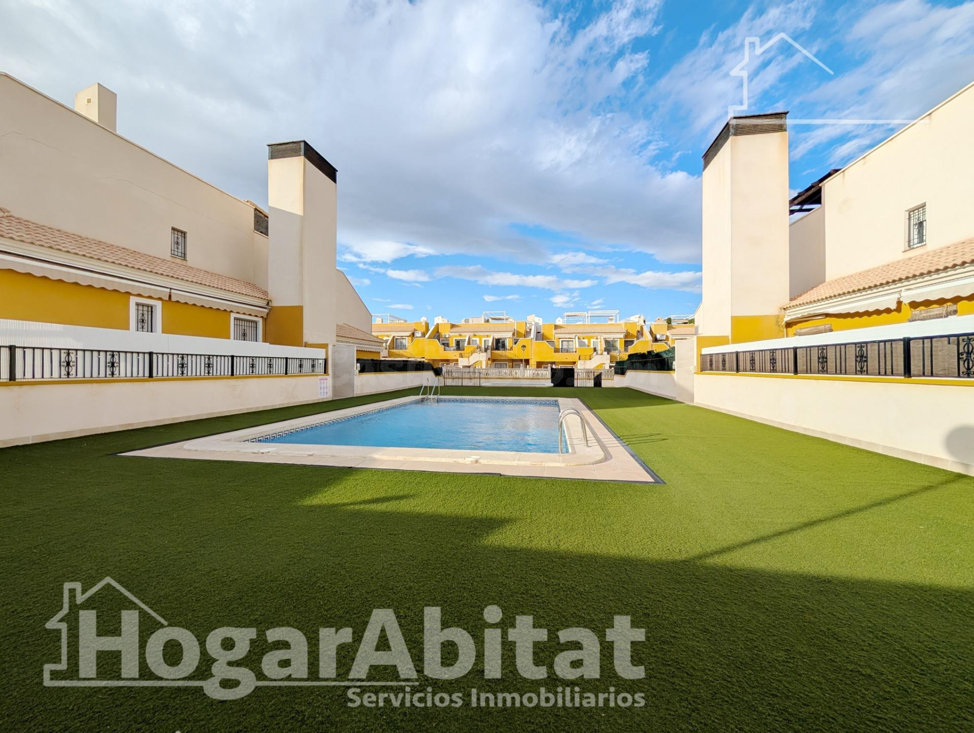 REFORMADO CON TERRAZA, PISCINA Y GARAJE CERCA DE LA PLAYA