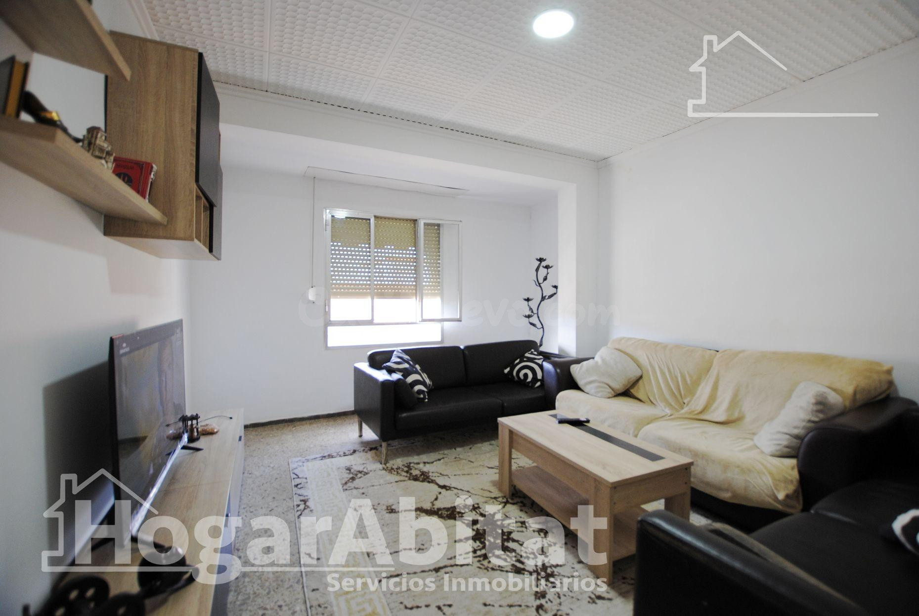 ¡GRAN OPORTUNIDAD! MUY AMPLIO DE 4 DORMITORIOS, CON BALCÓN JUNTO AV BENIOPA