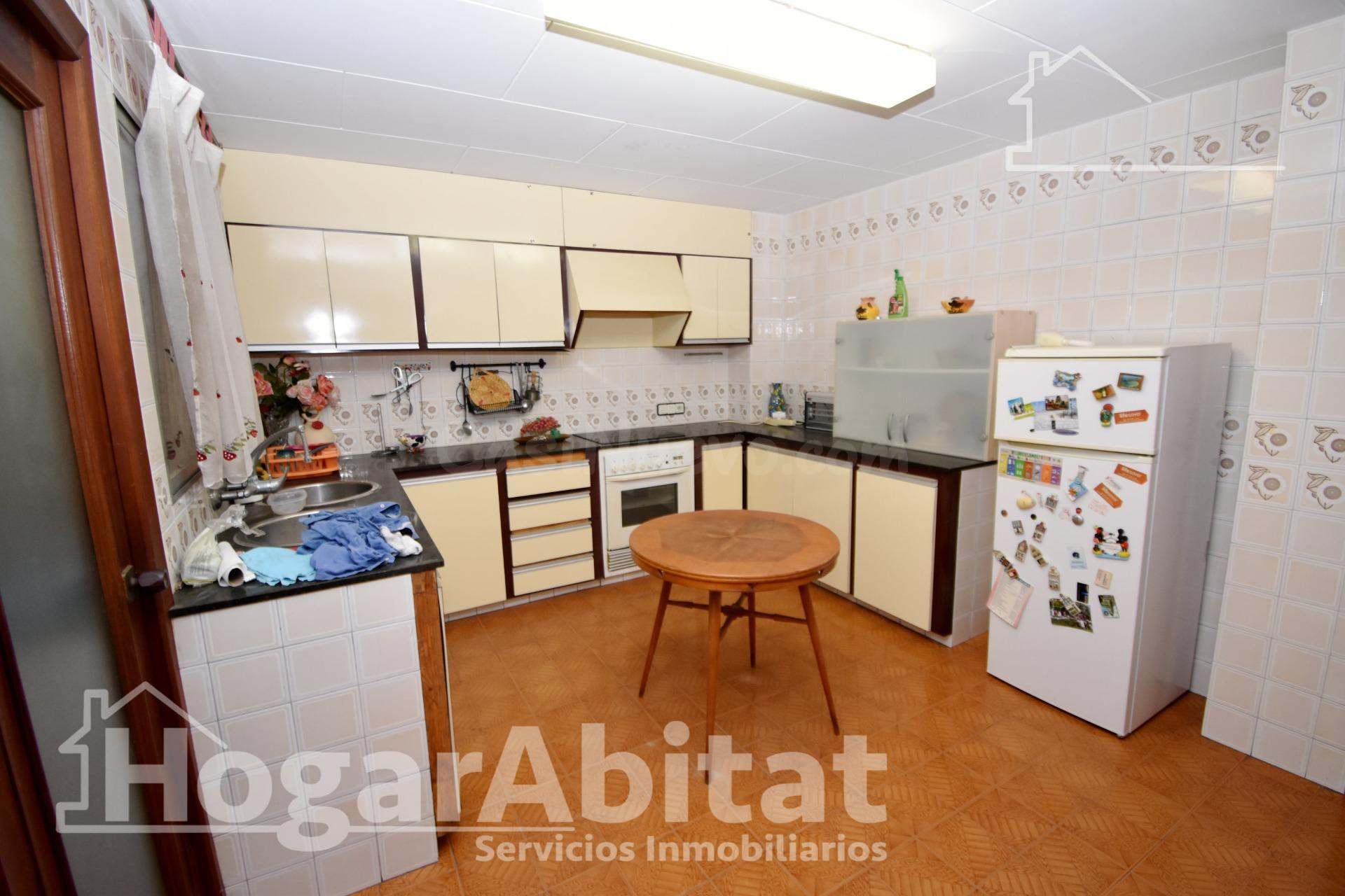 ESPACIOSO PISO CON GARAJE, DOS TERRAZAS Y BALCÓN - foto 2