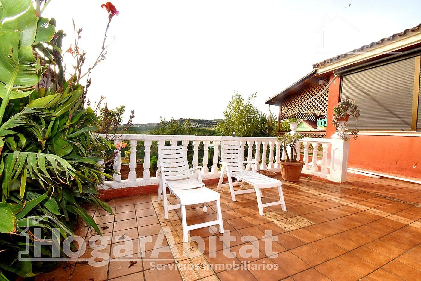 VILLA SEMINUEVA CON PISCINA, TERRAZA Y GRAN JARDÍN
