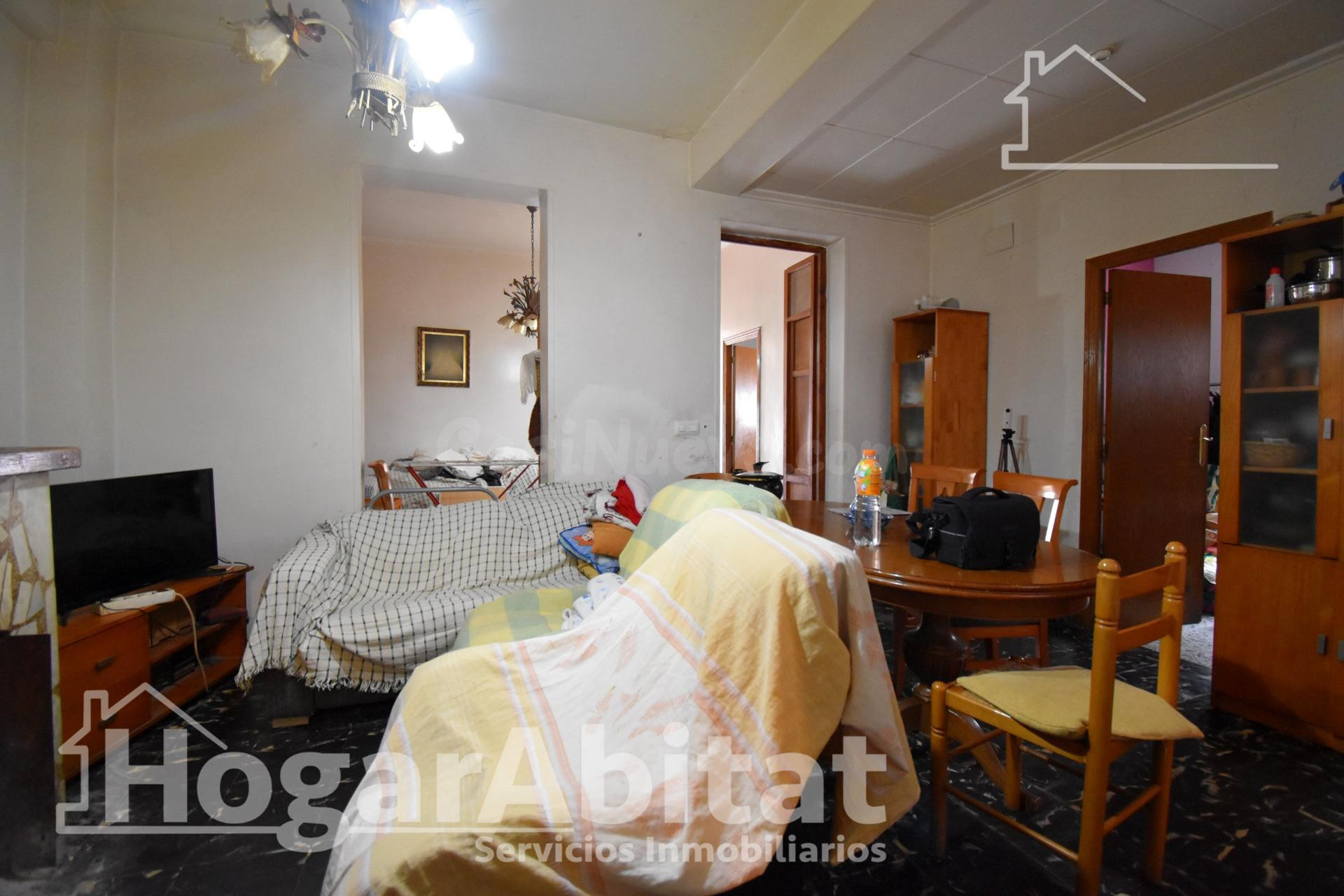 !OPORTUNIDAD! AMPLIA CASA CON TERRAZA Y CHIMENEA EN BUENA ZONA
