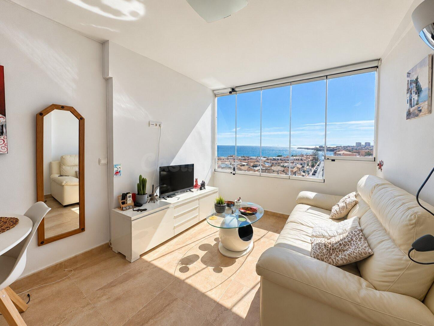 Apartamento de 2 dormitorios con vistas al mar a solo 50 m del mar en Cabo Cervera, Torrevieja