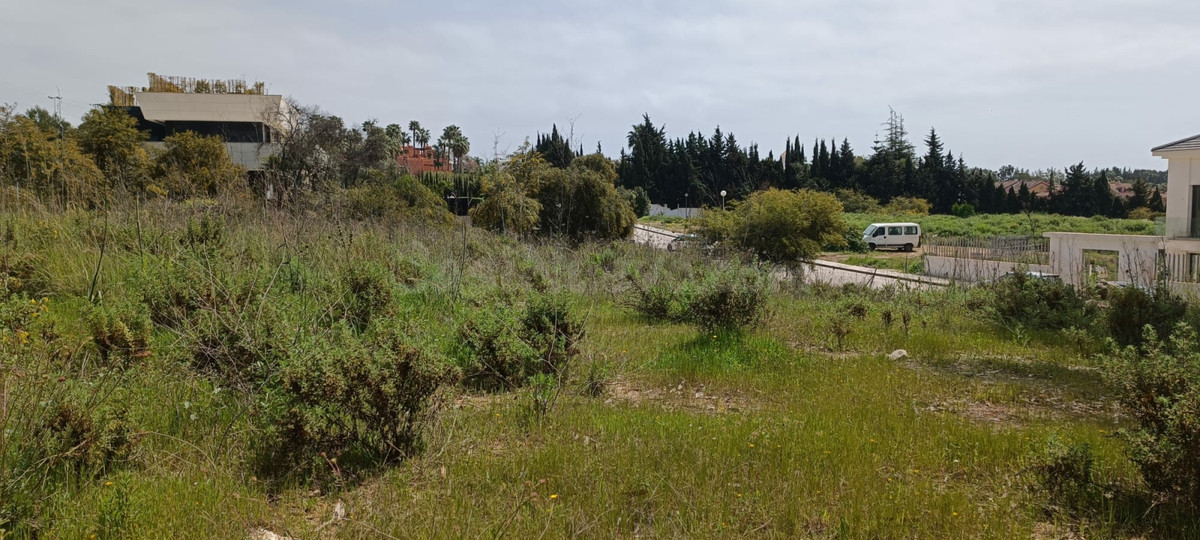 Parcela de 1426 m² para inversión en Nagüeles, Marbella