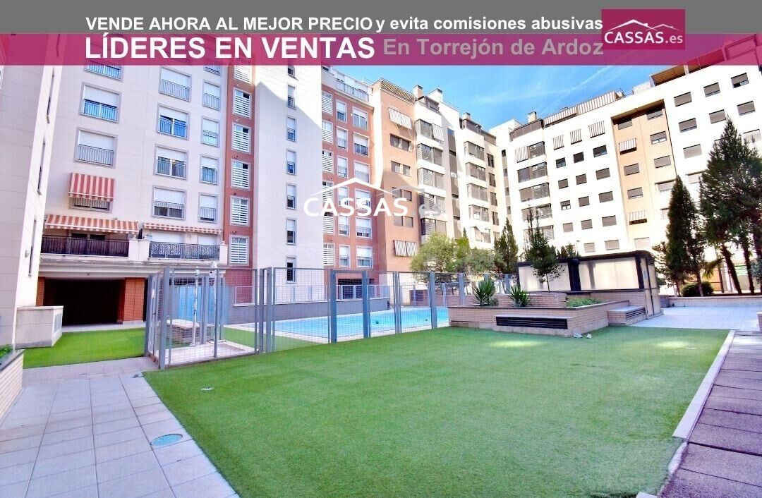 Bajo con Patio en  LOS GIRASOLES - 3 habitaciones, 2 baños, patio de 10m2, plaza de garaje, trastero y piscina.