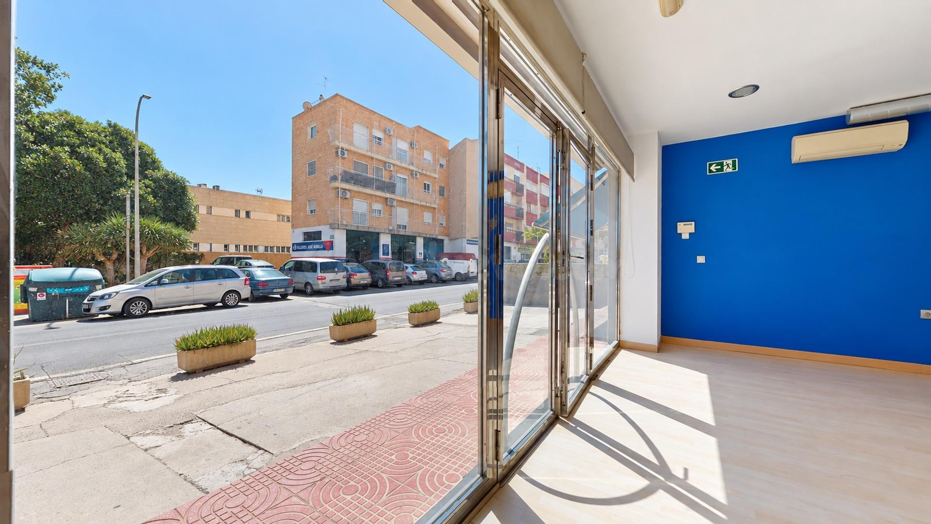 Local Comercial en Excelente Ubicación en Huercal de Almería