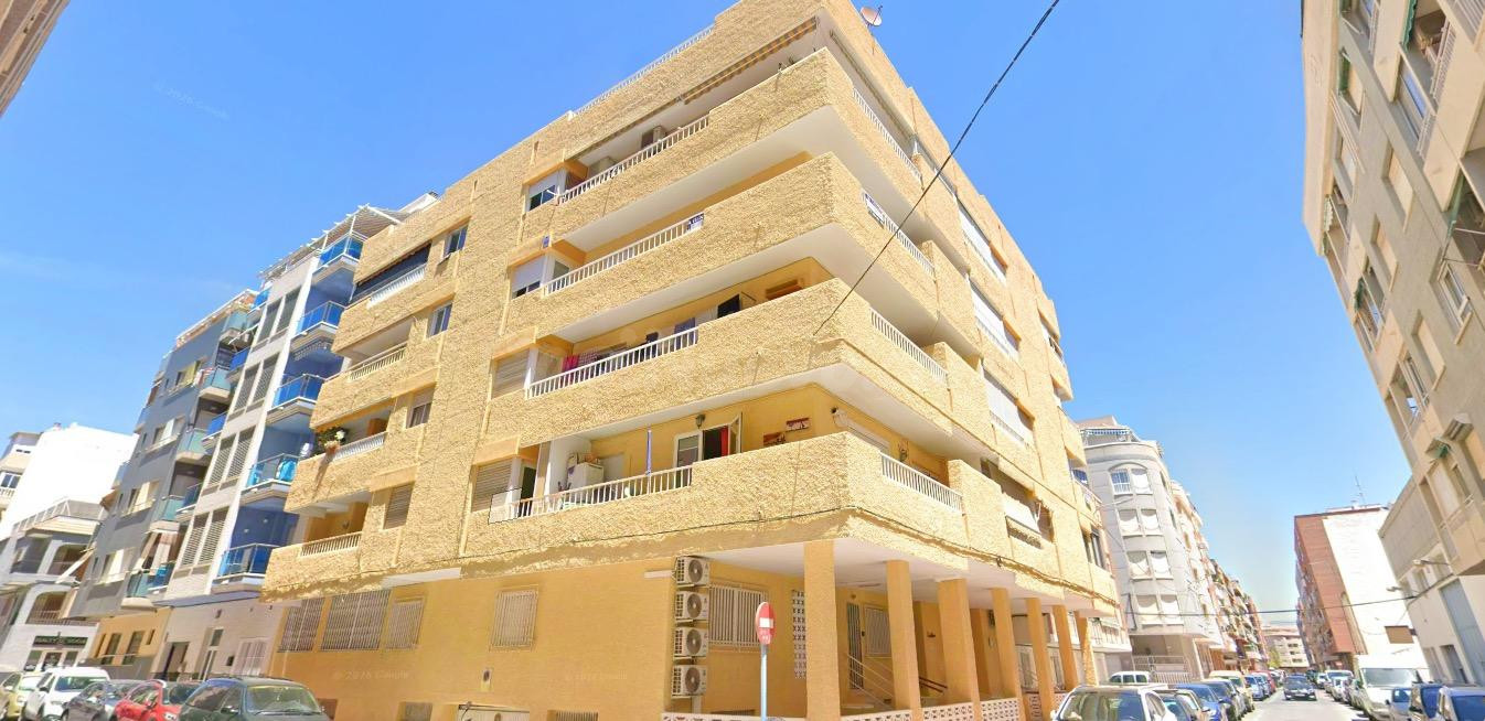Piso de 3 dormitorios y 2 baños para reformar a 150 m de la Playa del Acequión