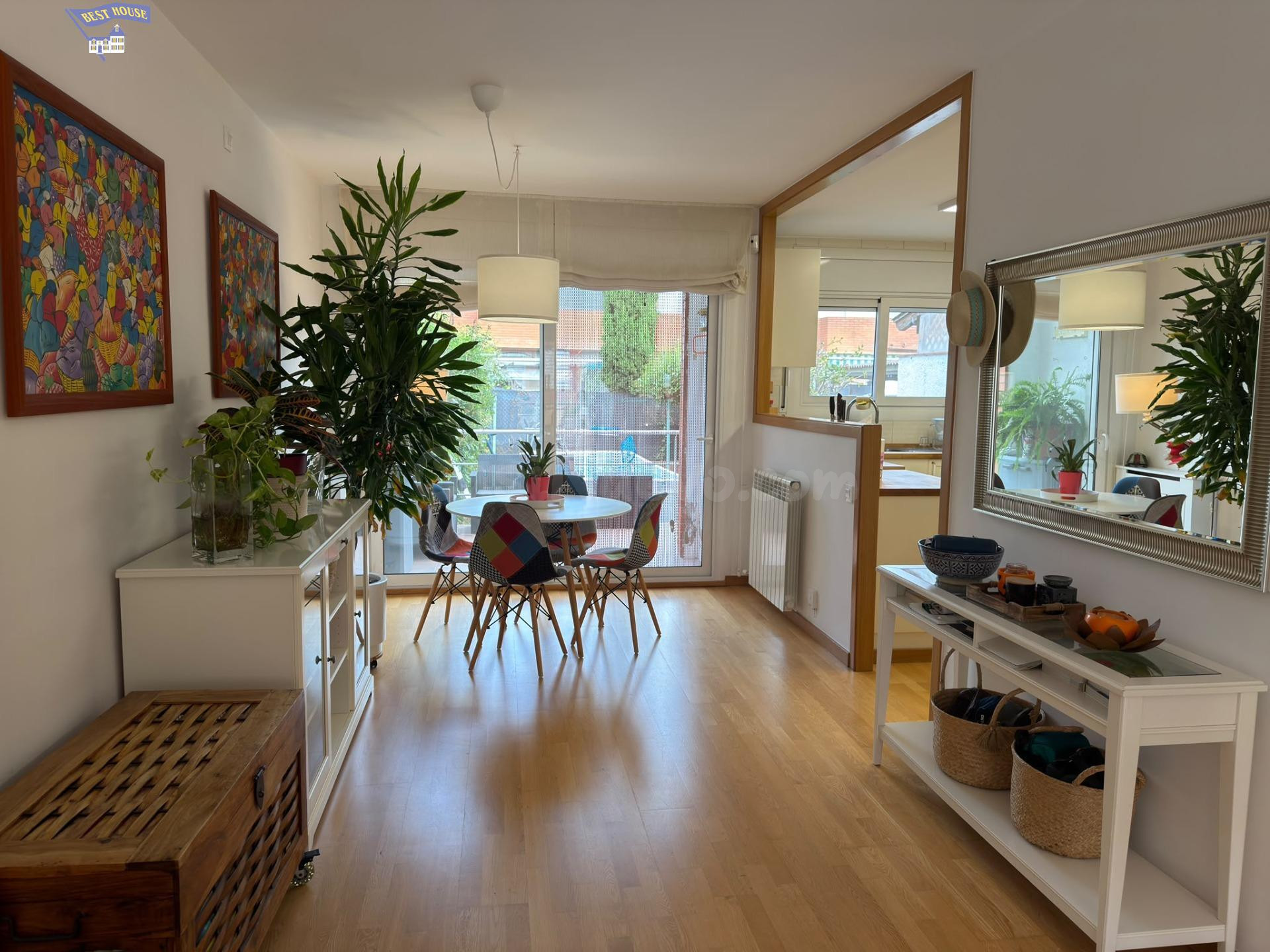 ESPECTACULAR CASA UNIFAMILIAR CON JARDÍN, PARKING PARA DOS COCHES Y 4 habitaciones EN MONTMELÓ